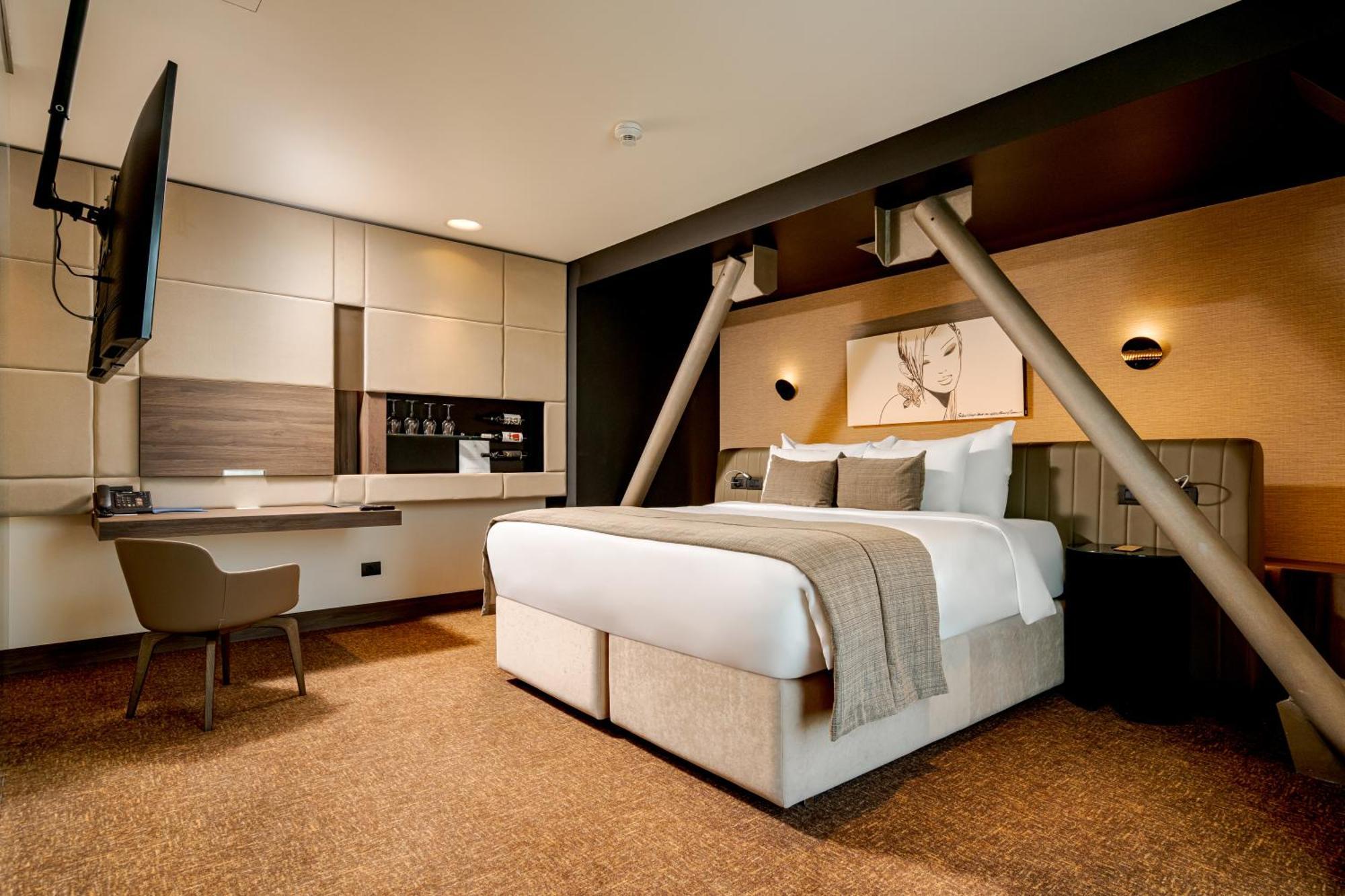 Lifestyle Suite pool access