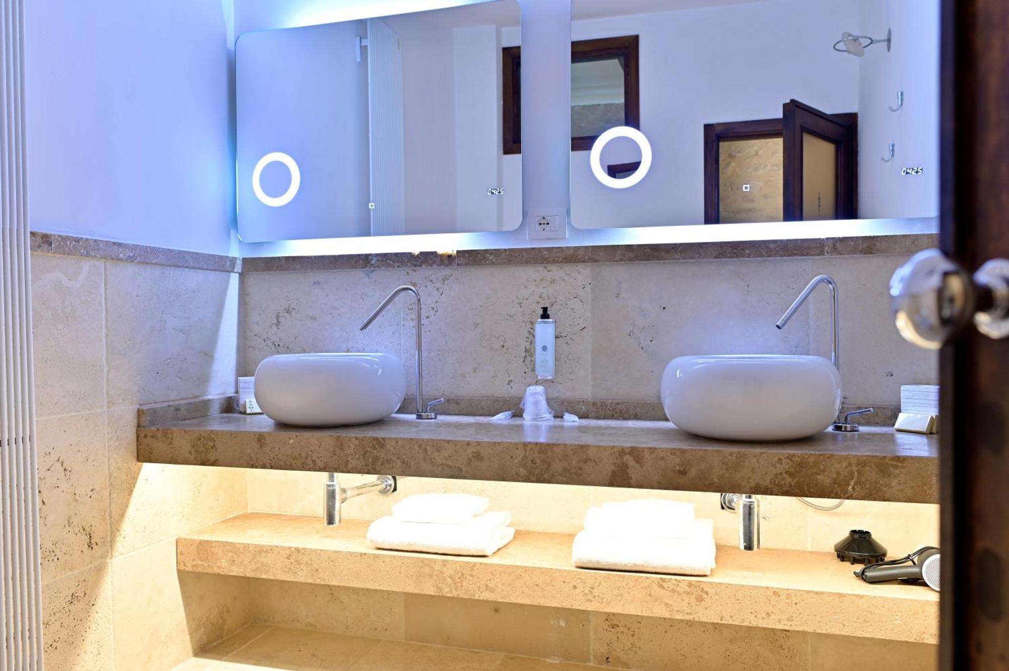 King Suite Spa Bath,1595398051:JPEG