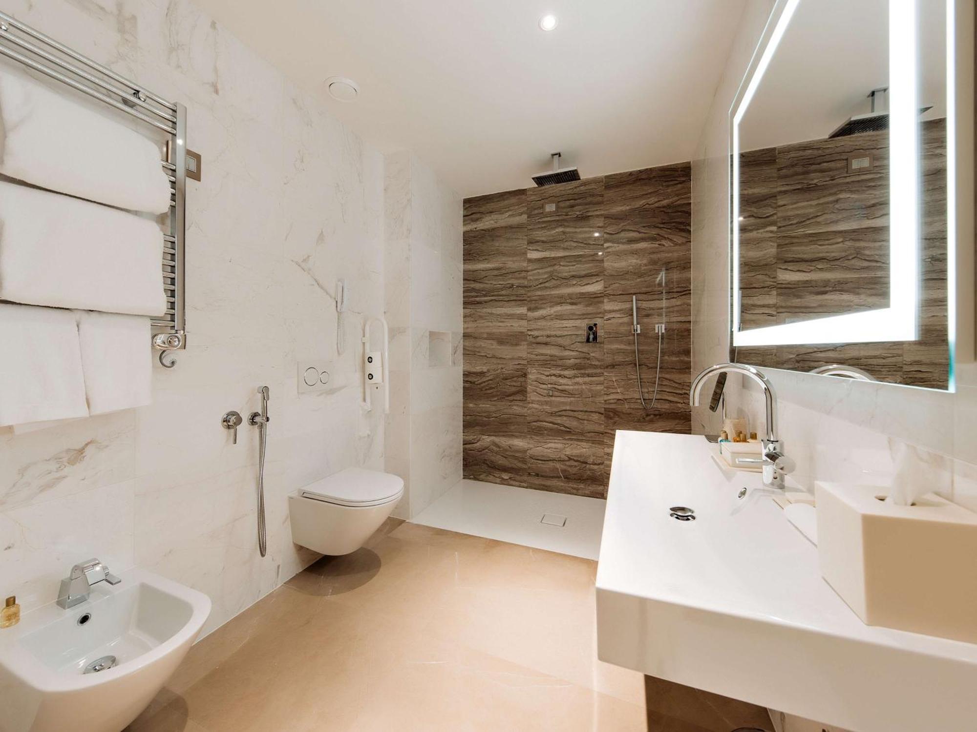 Deluxe King Room Mobility Accessible