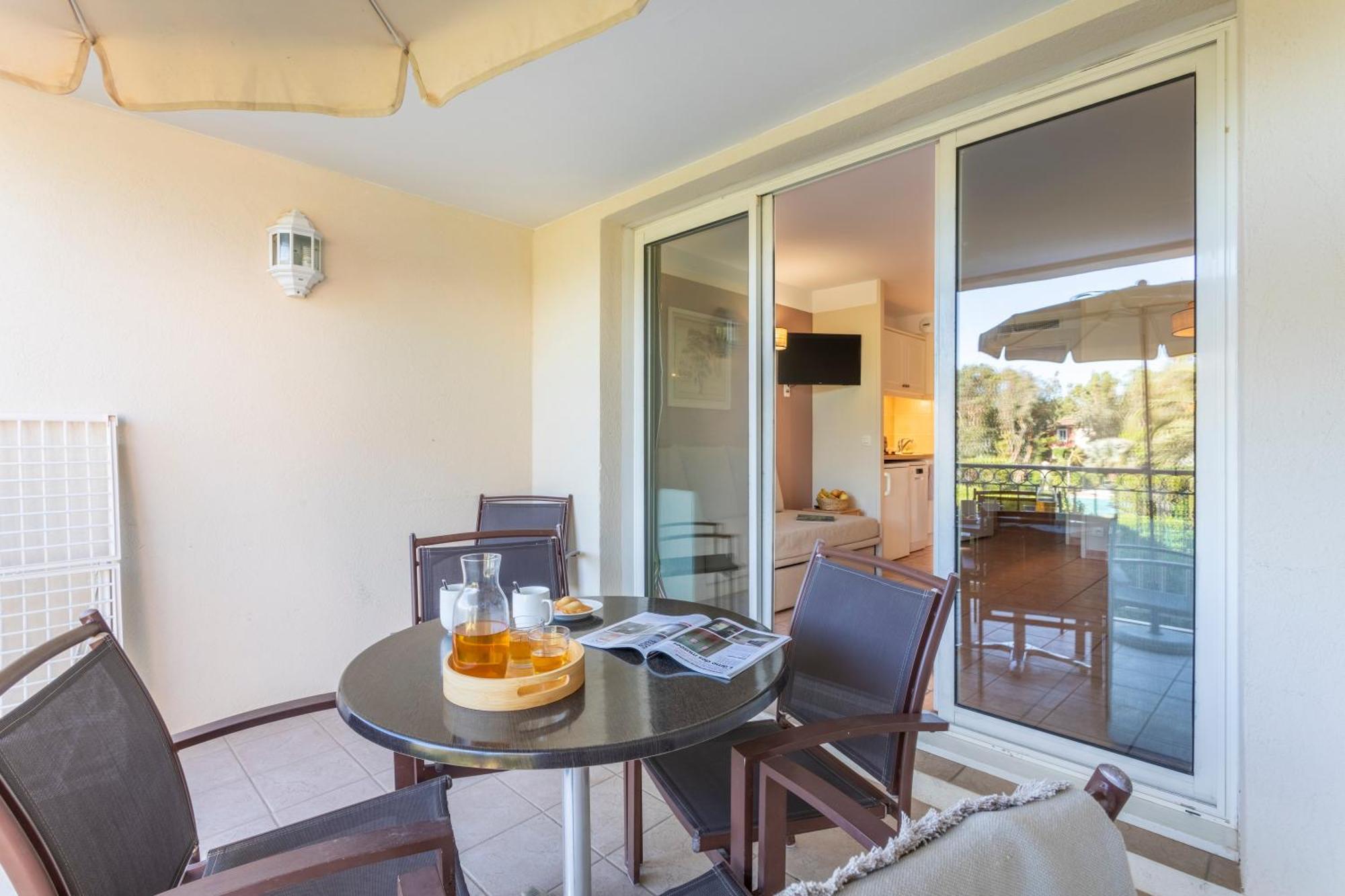 One-Bedroom Apartment Air Conditioning Balcony Pool View