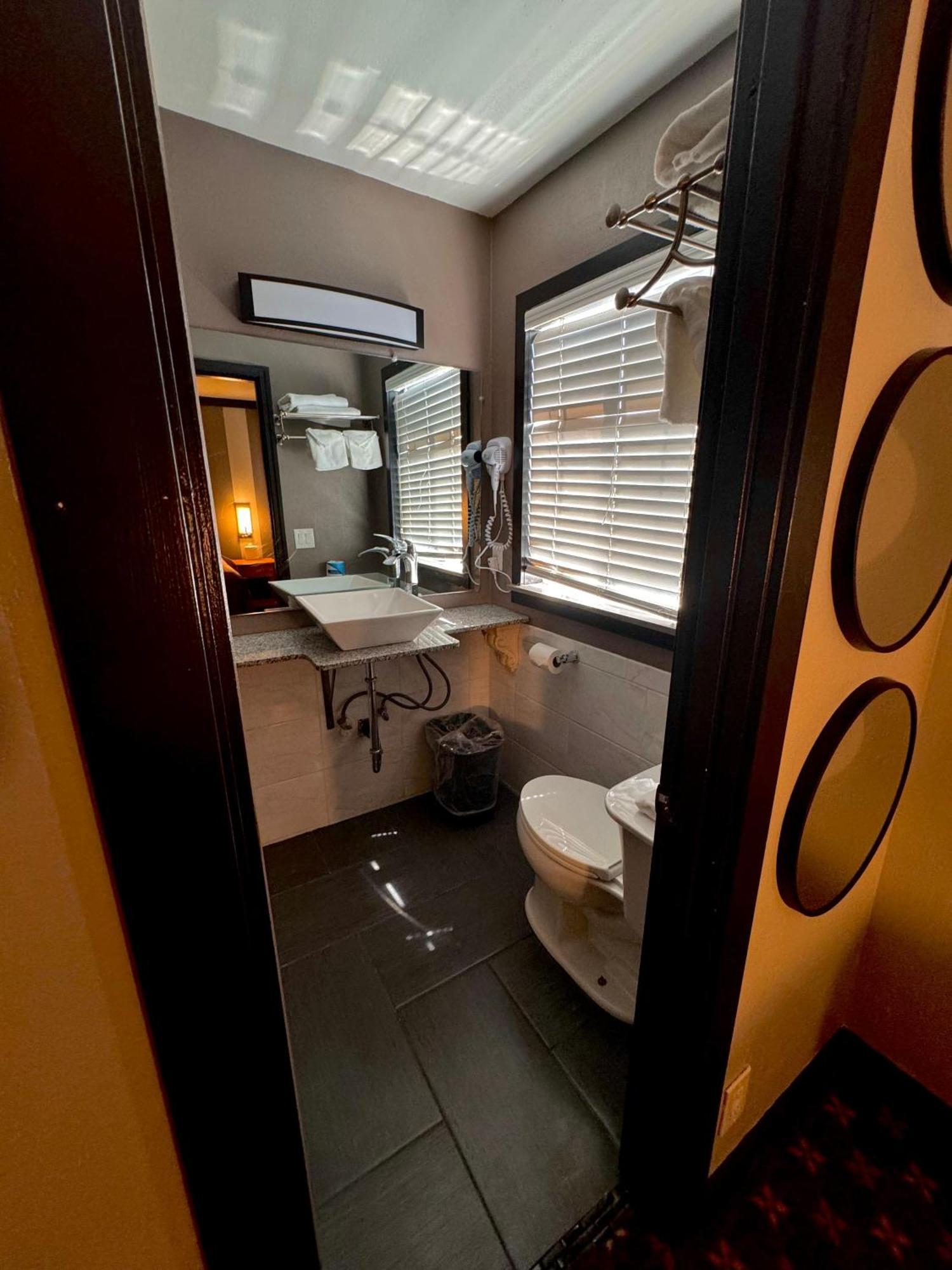 Sisters Queen Spa Suite