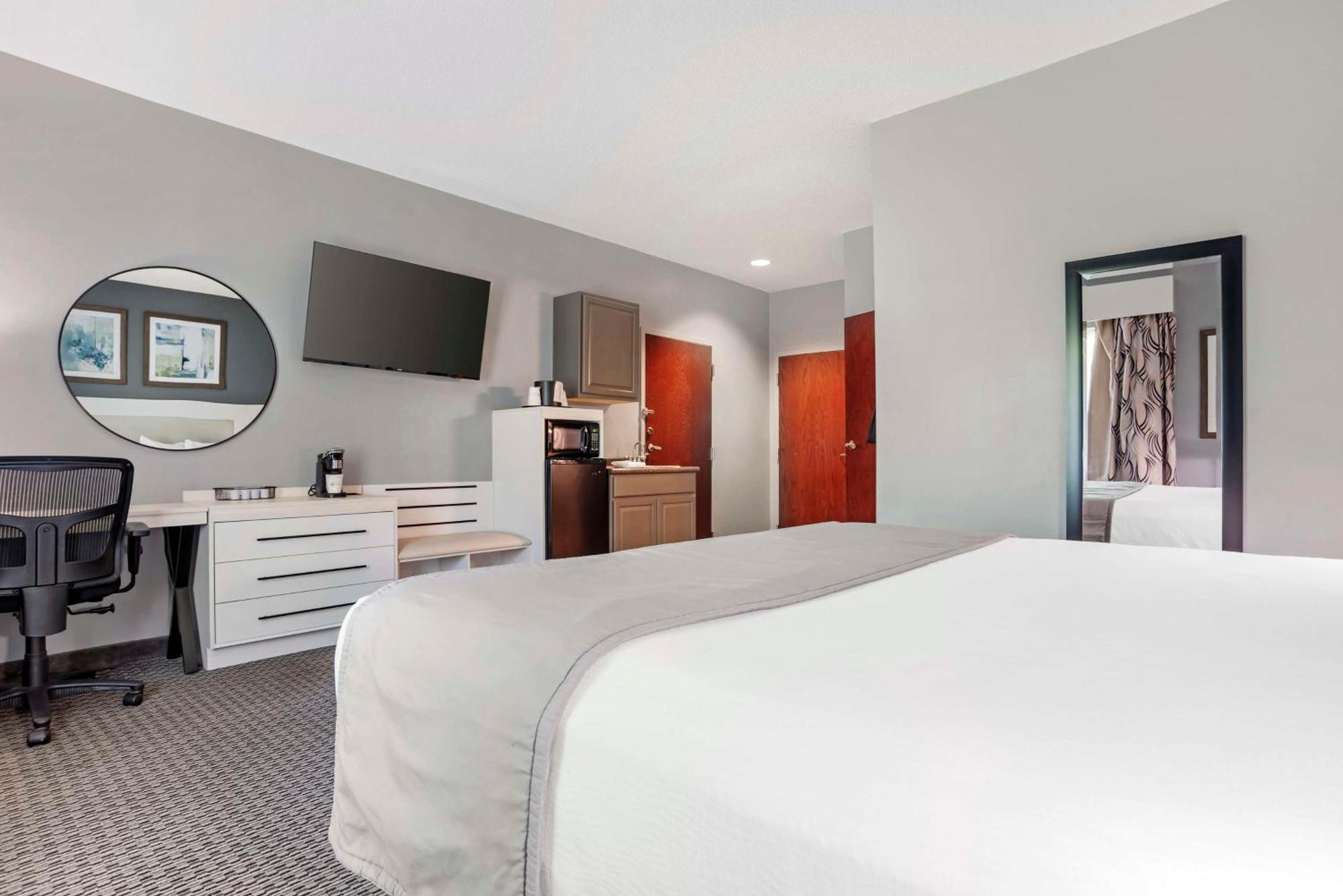 King Room Bath Tub Disability Access or Non-Smoking