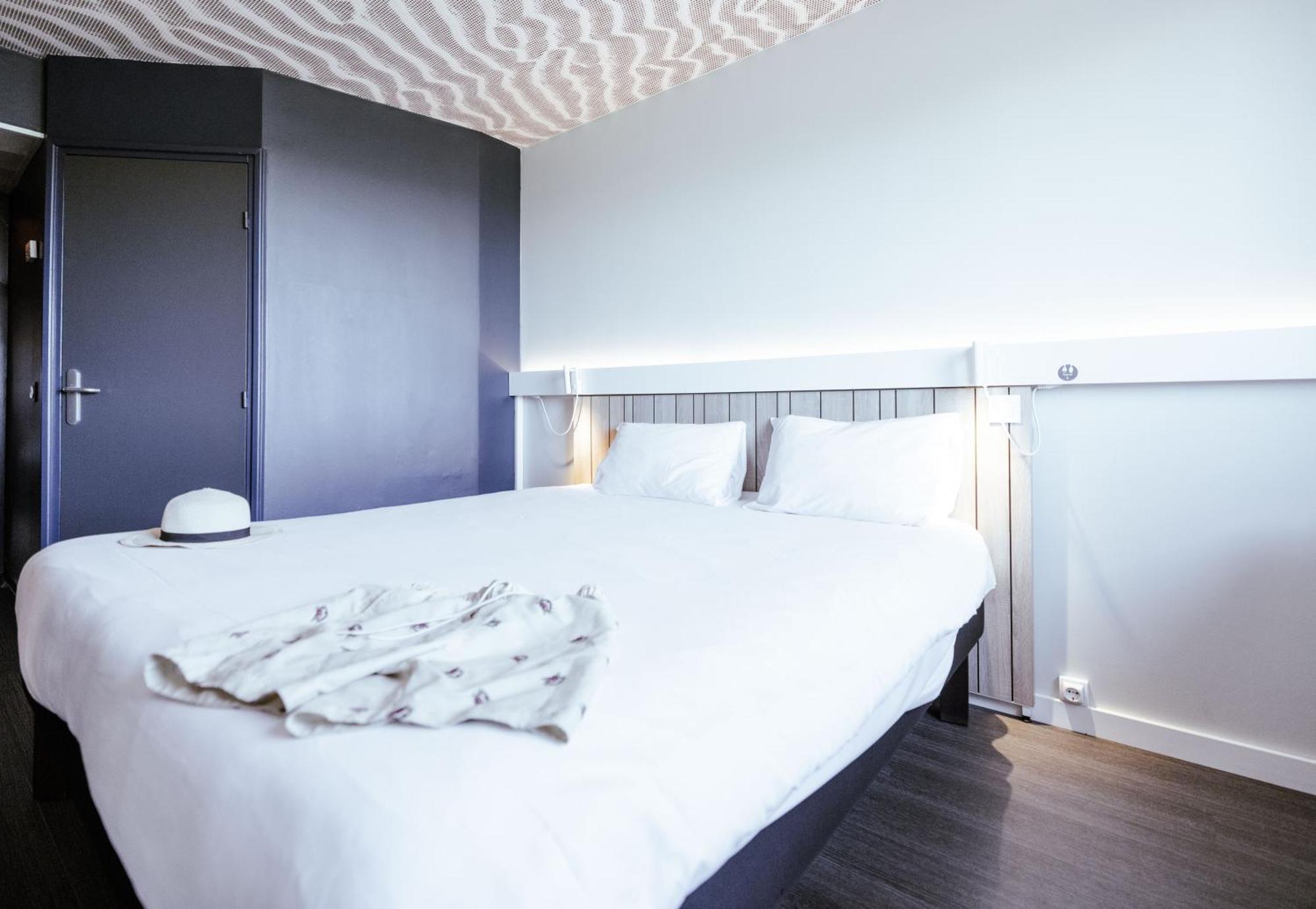 Chambre Standard avec 1 Lit Double et 2 Lits Simples