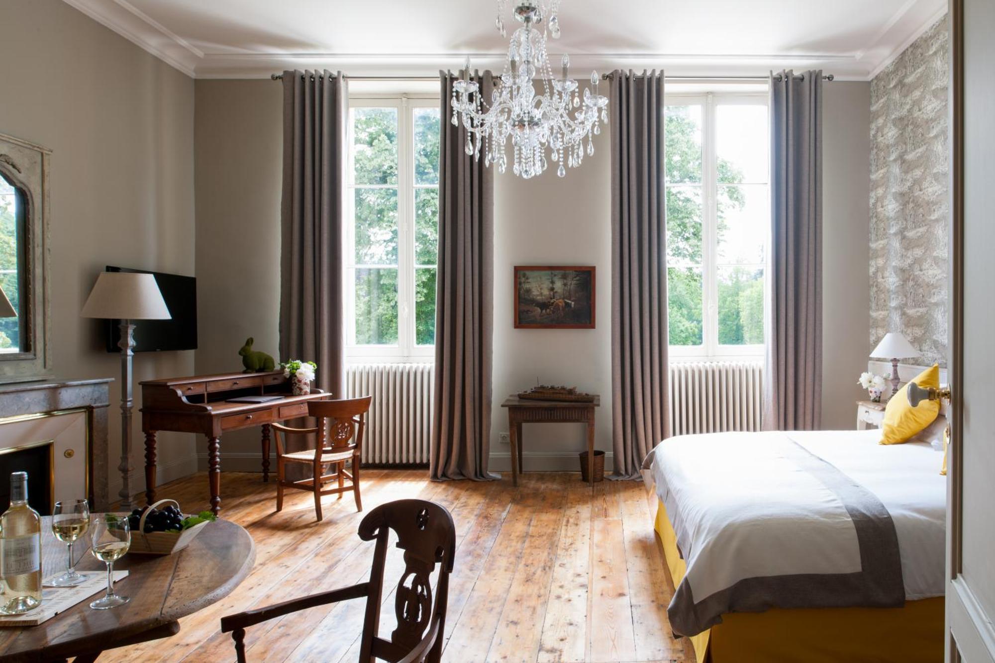 Double Room Chartreuse du Thil located 09 mile from Les Sources de Caudalie