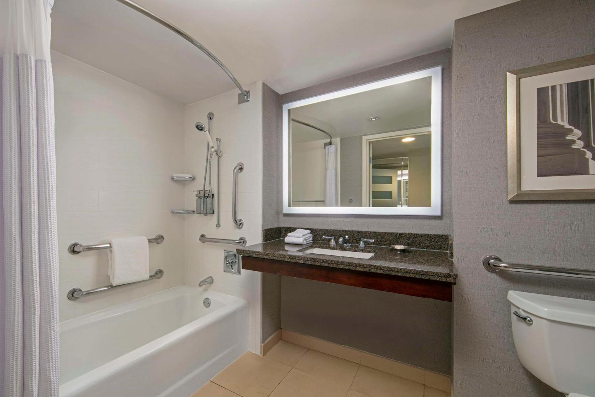 Deluxe Queen Room Tub Mobility or Hearing Accessible,1597556153:JPEG