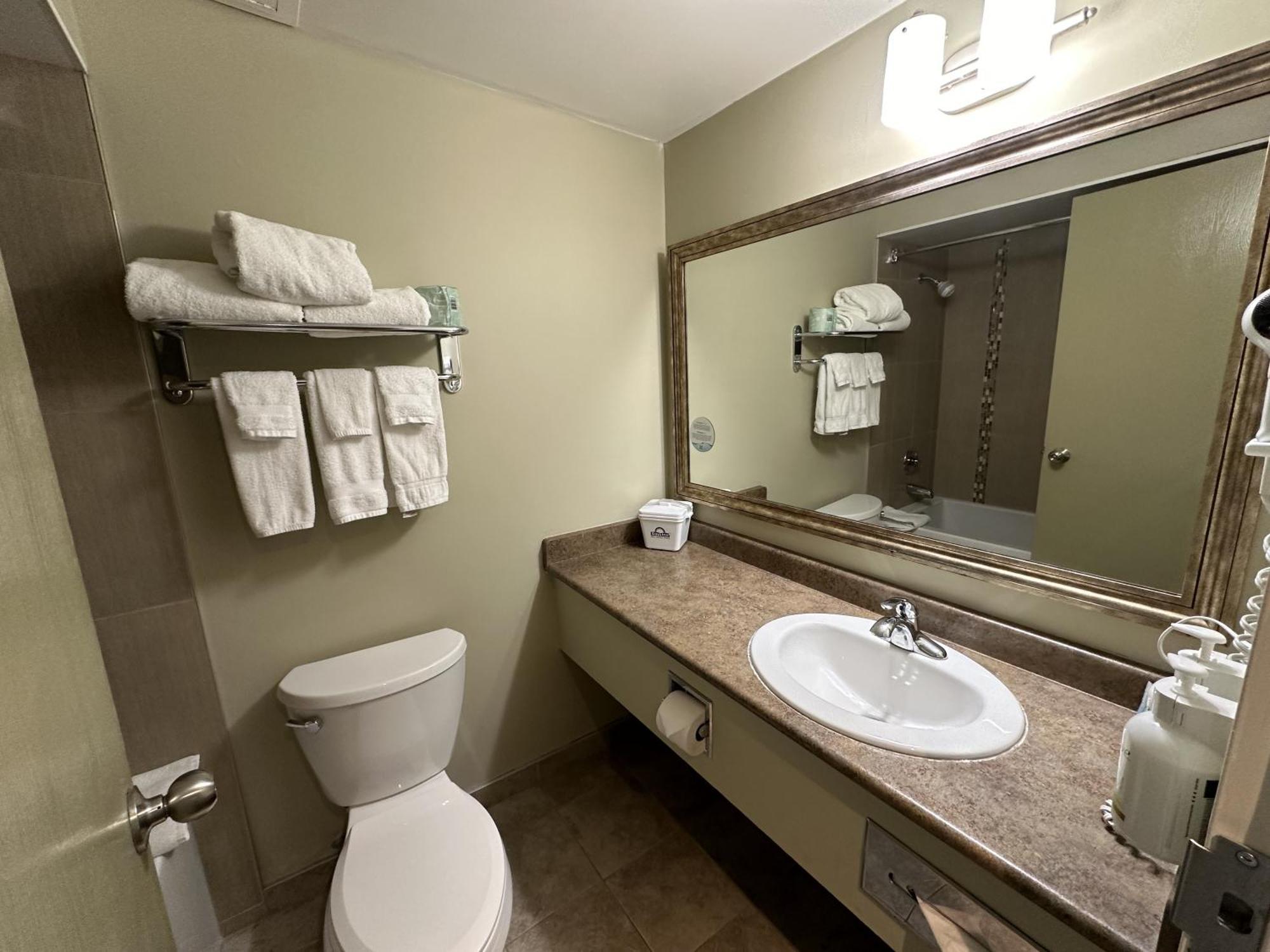 Queen Deluxe Room Kitchenette Non-Smoking