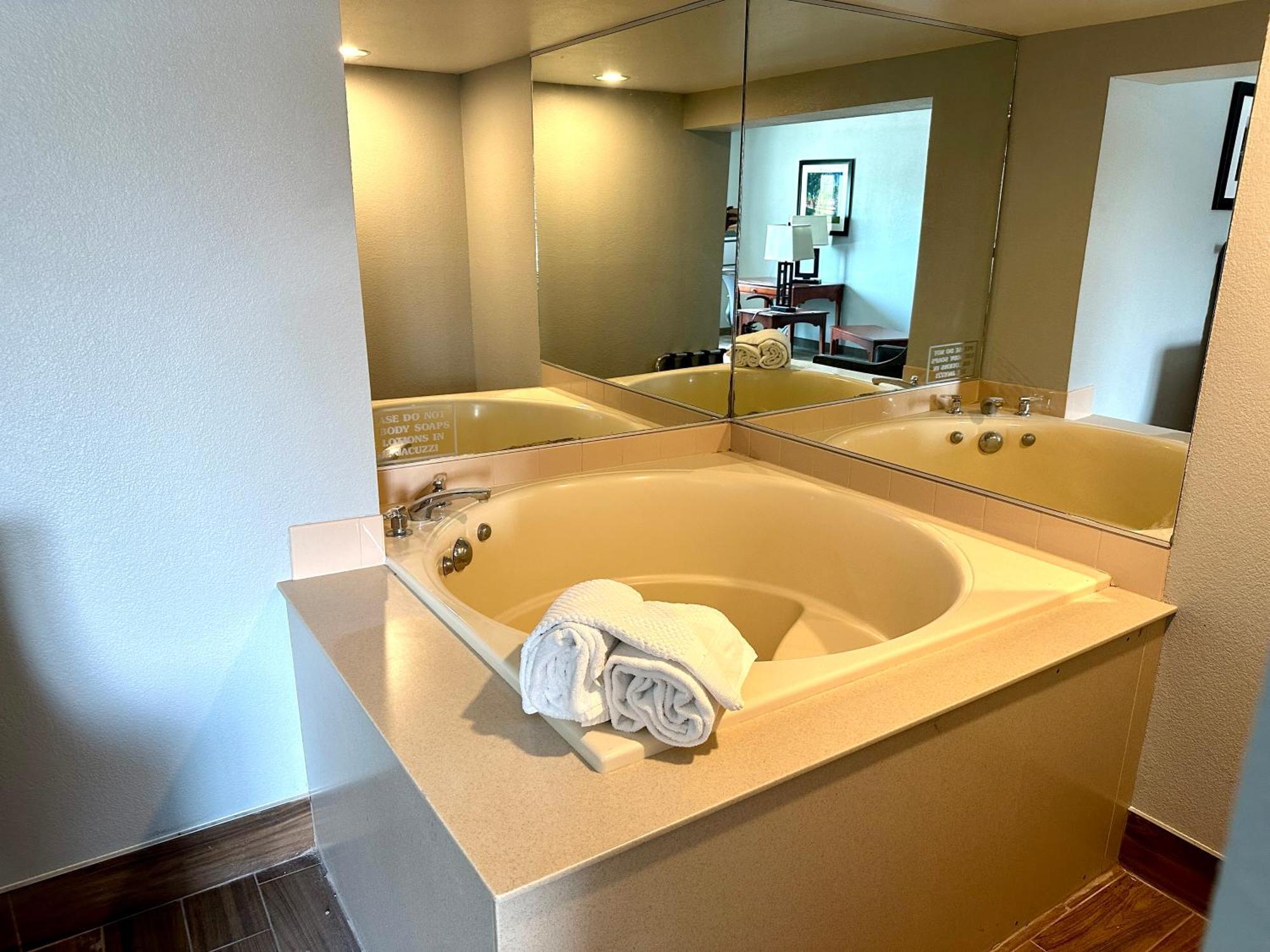 King Suite Jetted Tub Non-Smoking