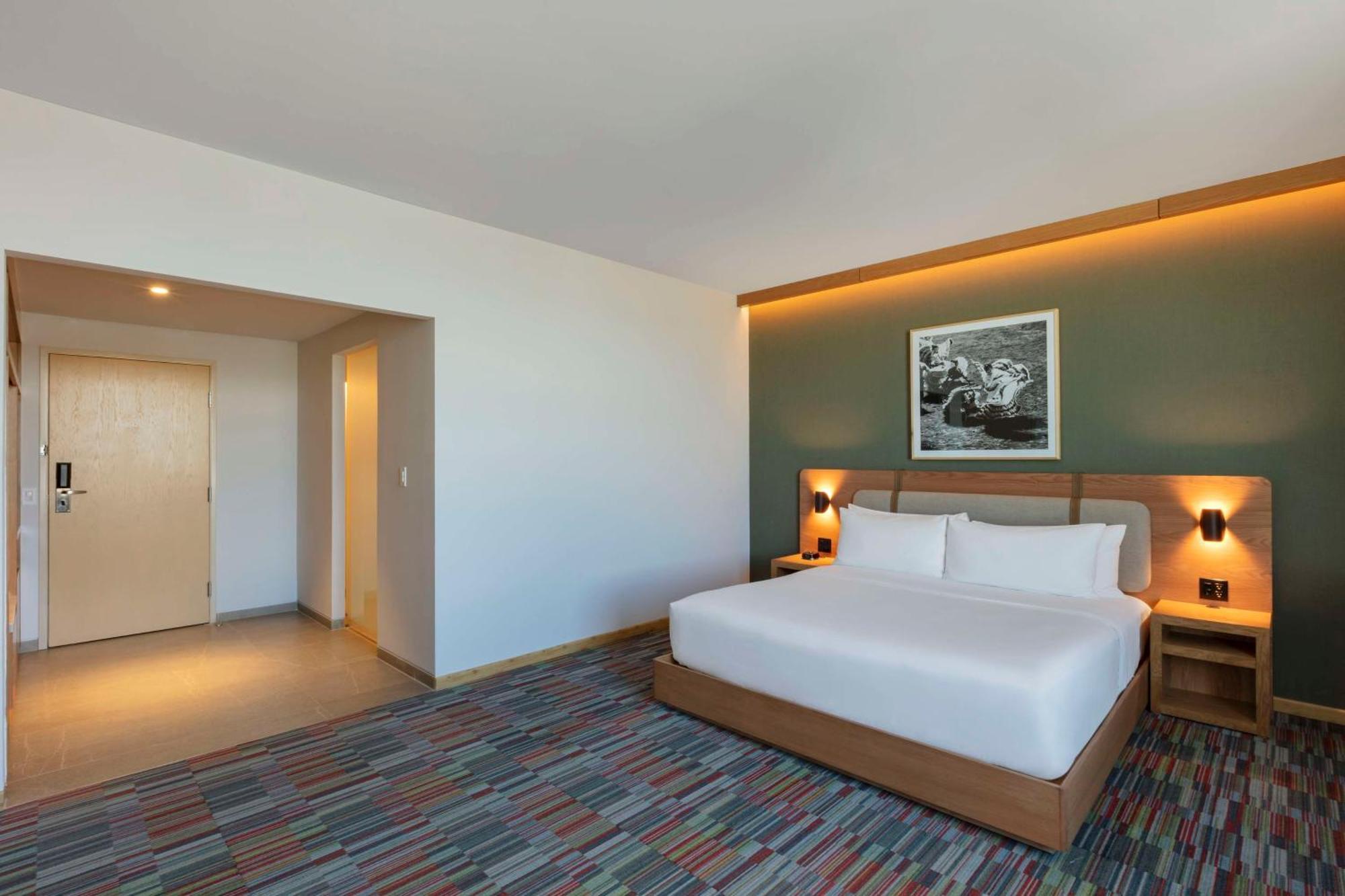 Junior King Suite Airport View