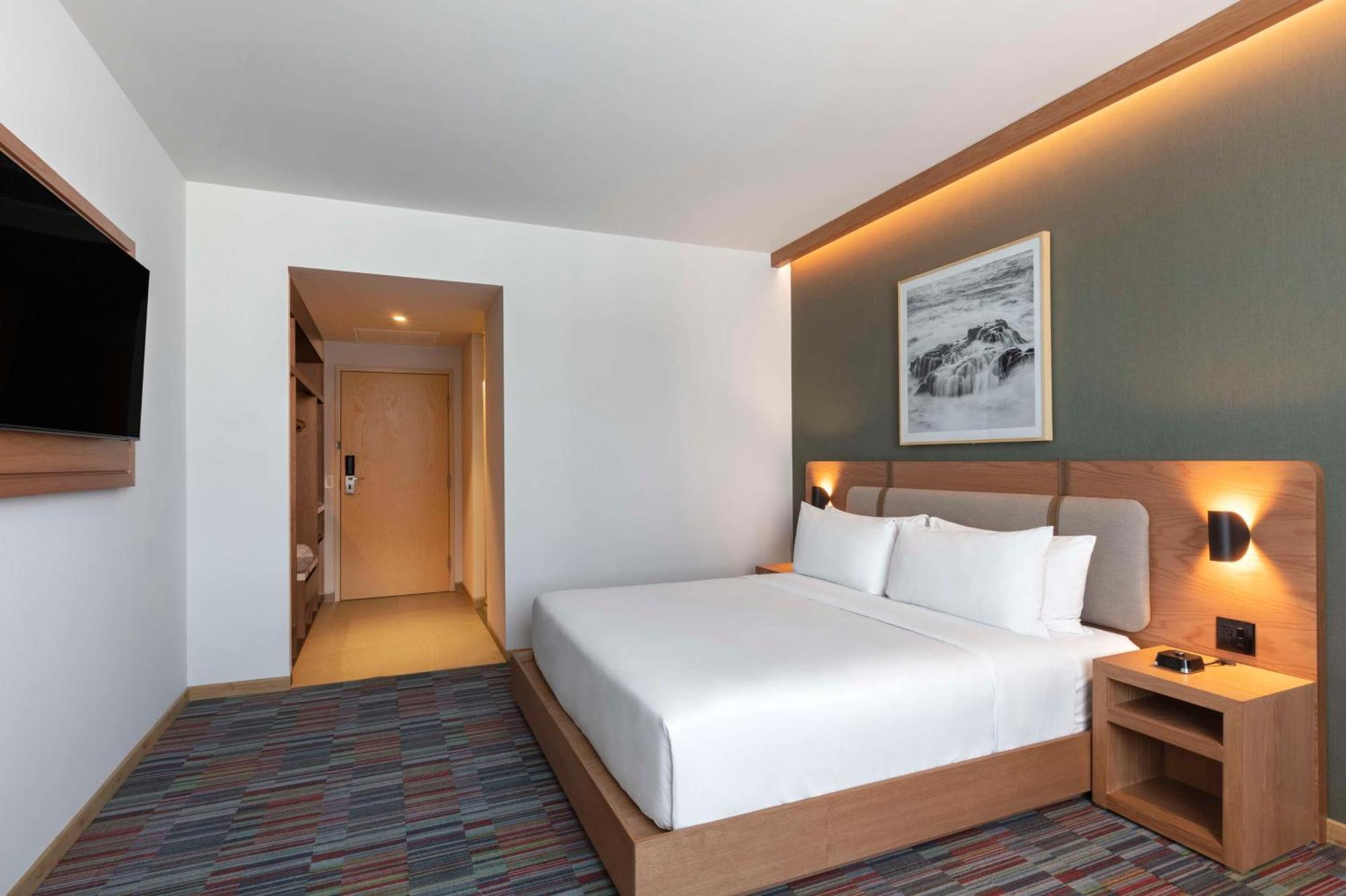 Habitación con cama extragrande.