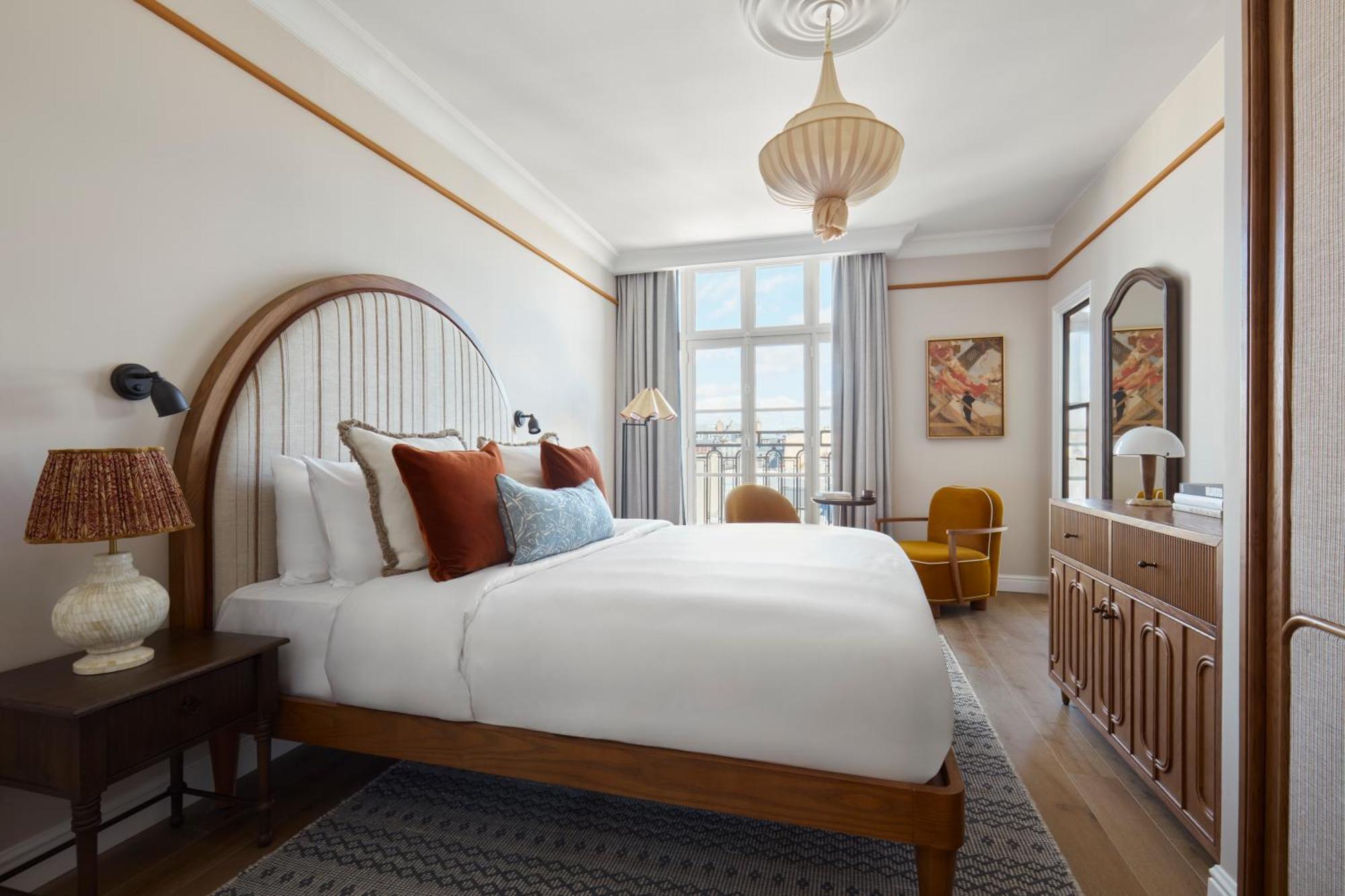 Classic Room Eiffel Tower View