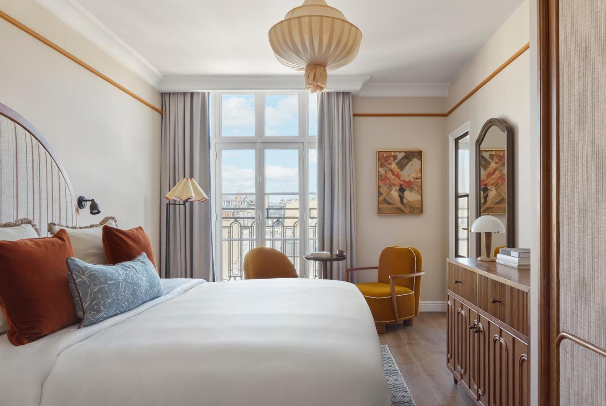 Classic Room Eiffel Tower View