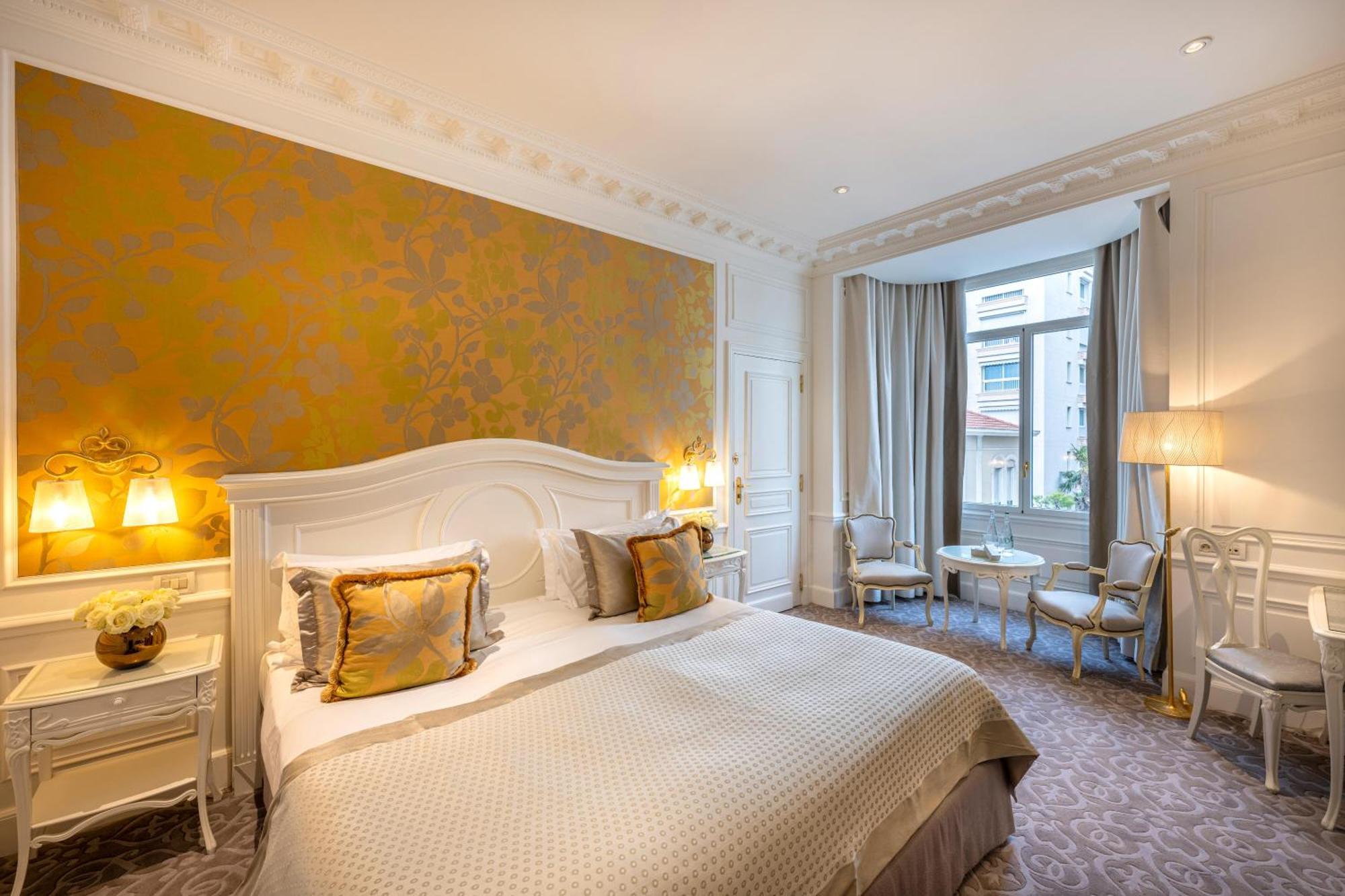 Superior King Room with City or Courtyard View