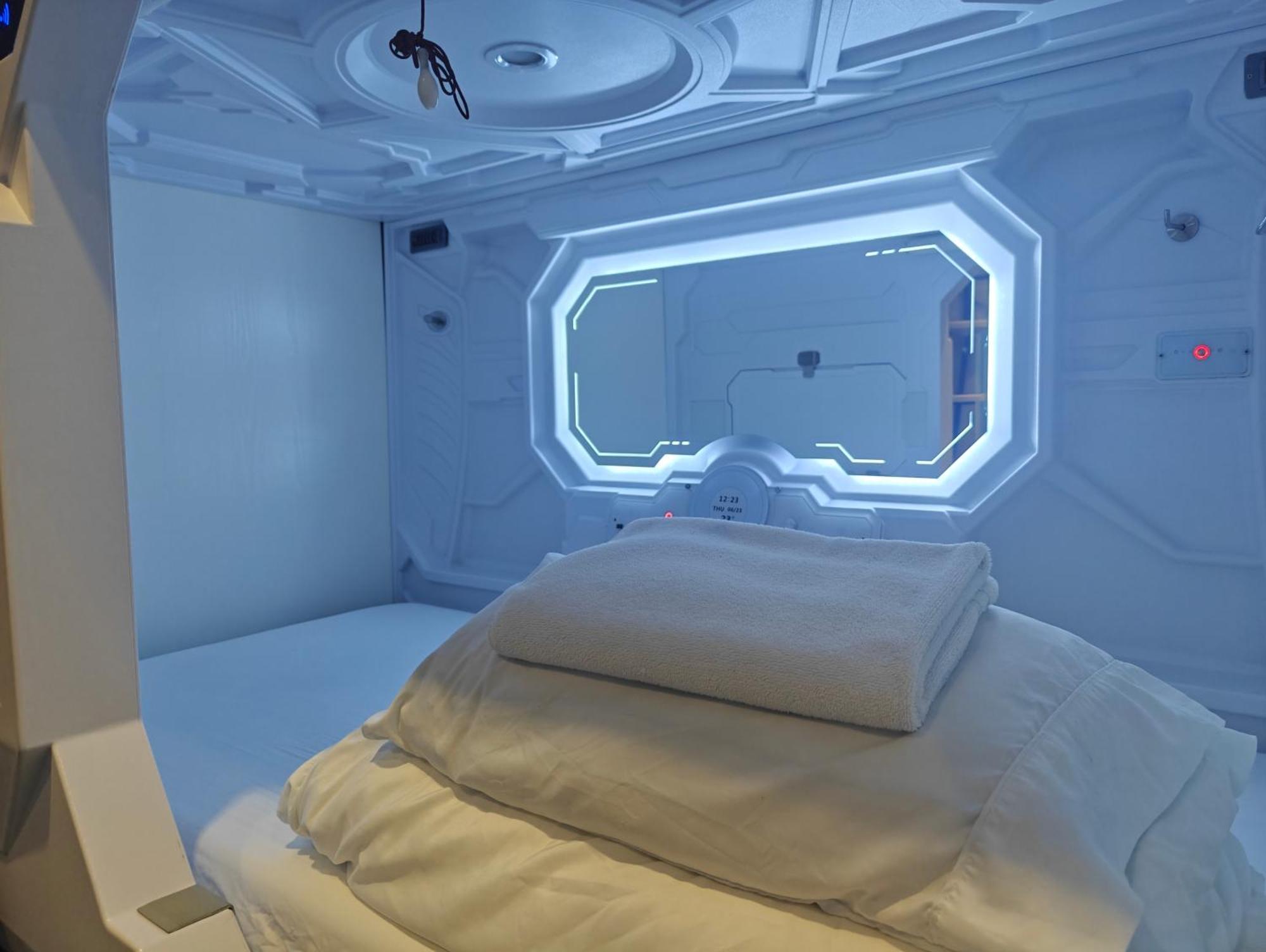 Single Bed Mixed Dormitory Room