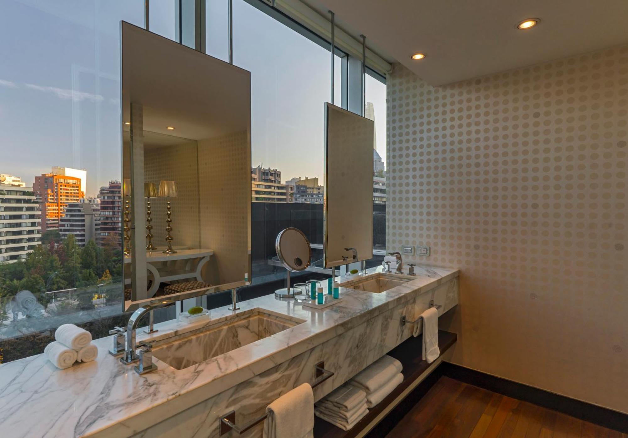 Extreme Wow, Suite, 1 King, City view, Balcony