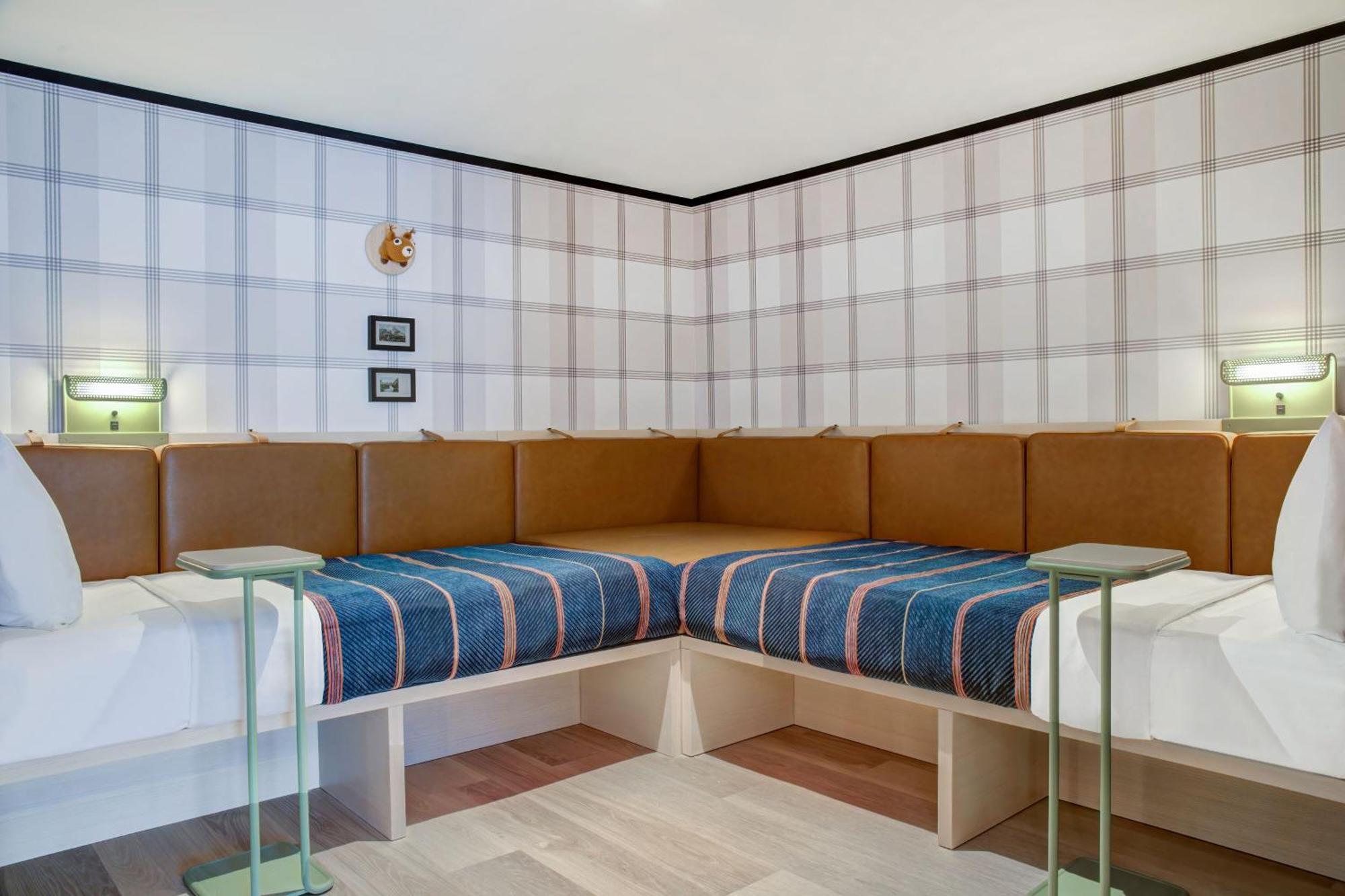Triple Room One King Bed Two Single Beds