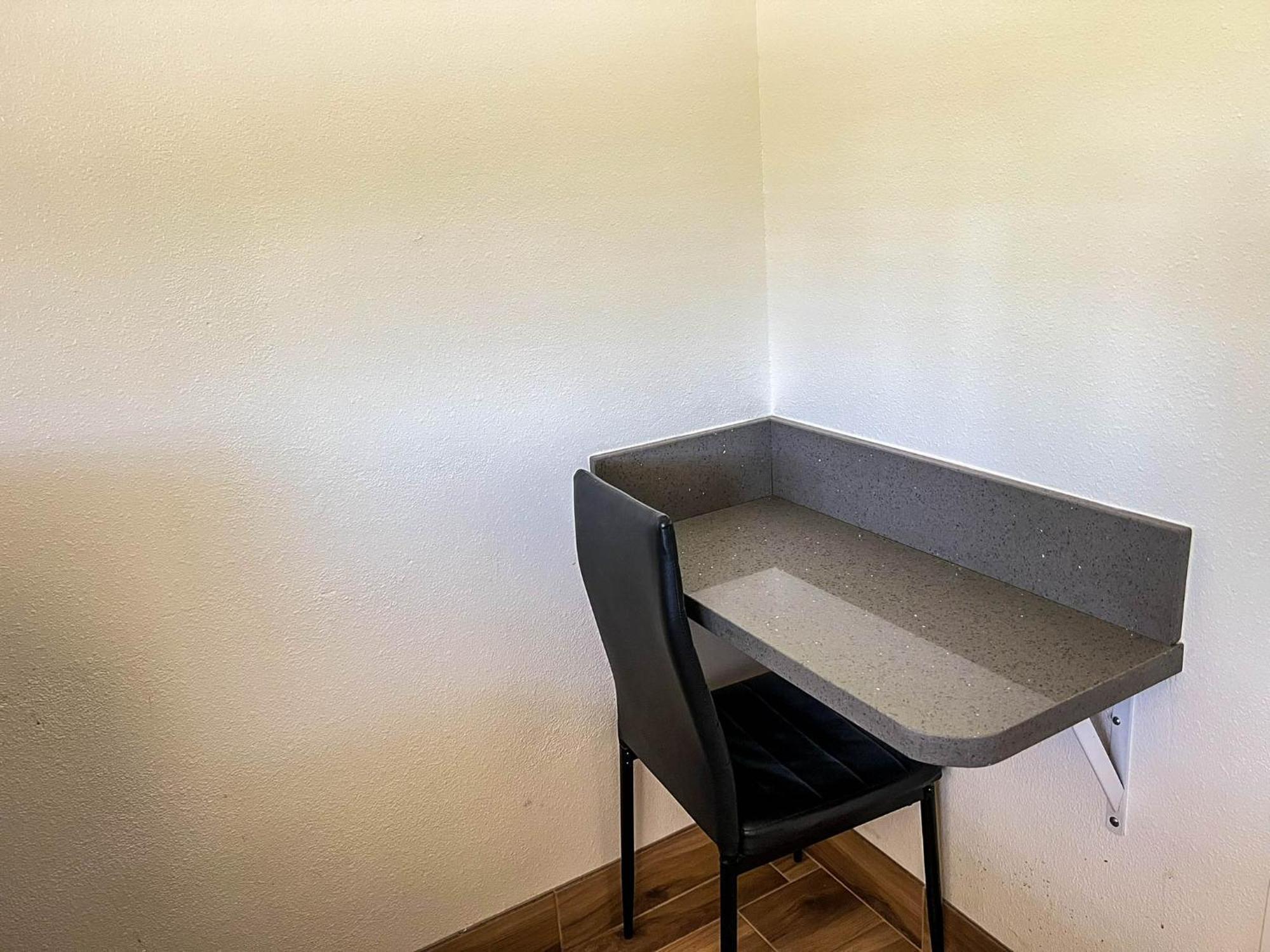 Deluxe Queen Suite