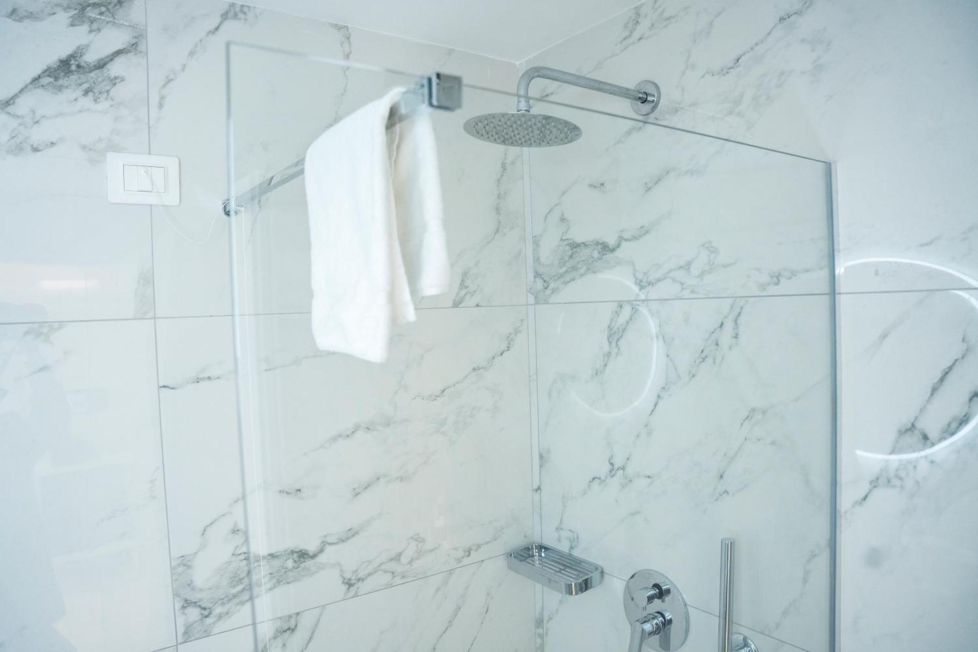 Camera Tripla Deluxe