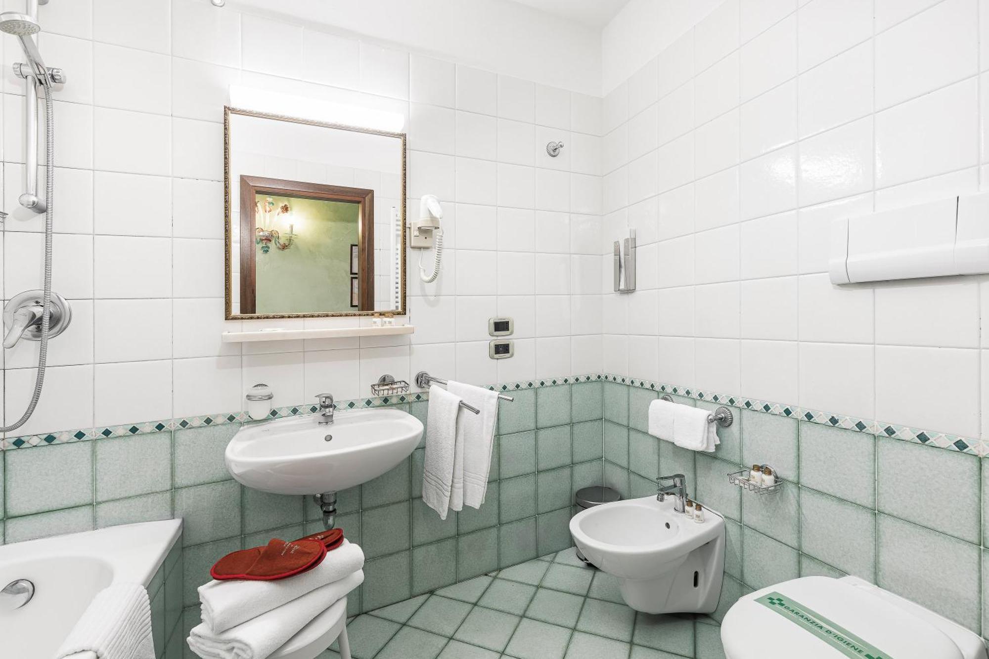Camera Luxury Matrimoniale/Doppia con Letti Singoli con Vista Canale