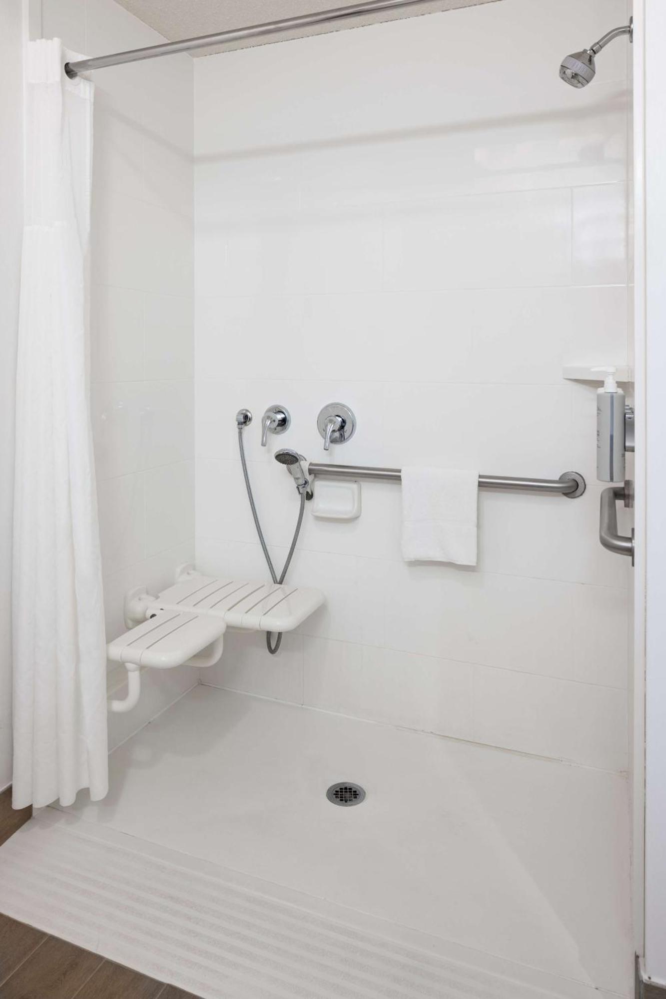 King Room with Roll-In Shower - Mobility Access/Non-Smoking