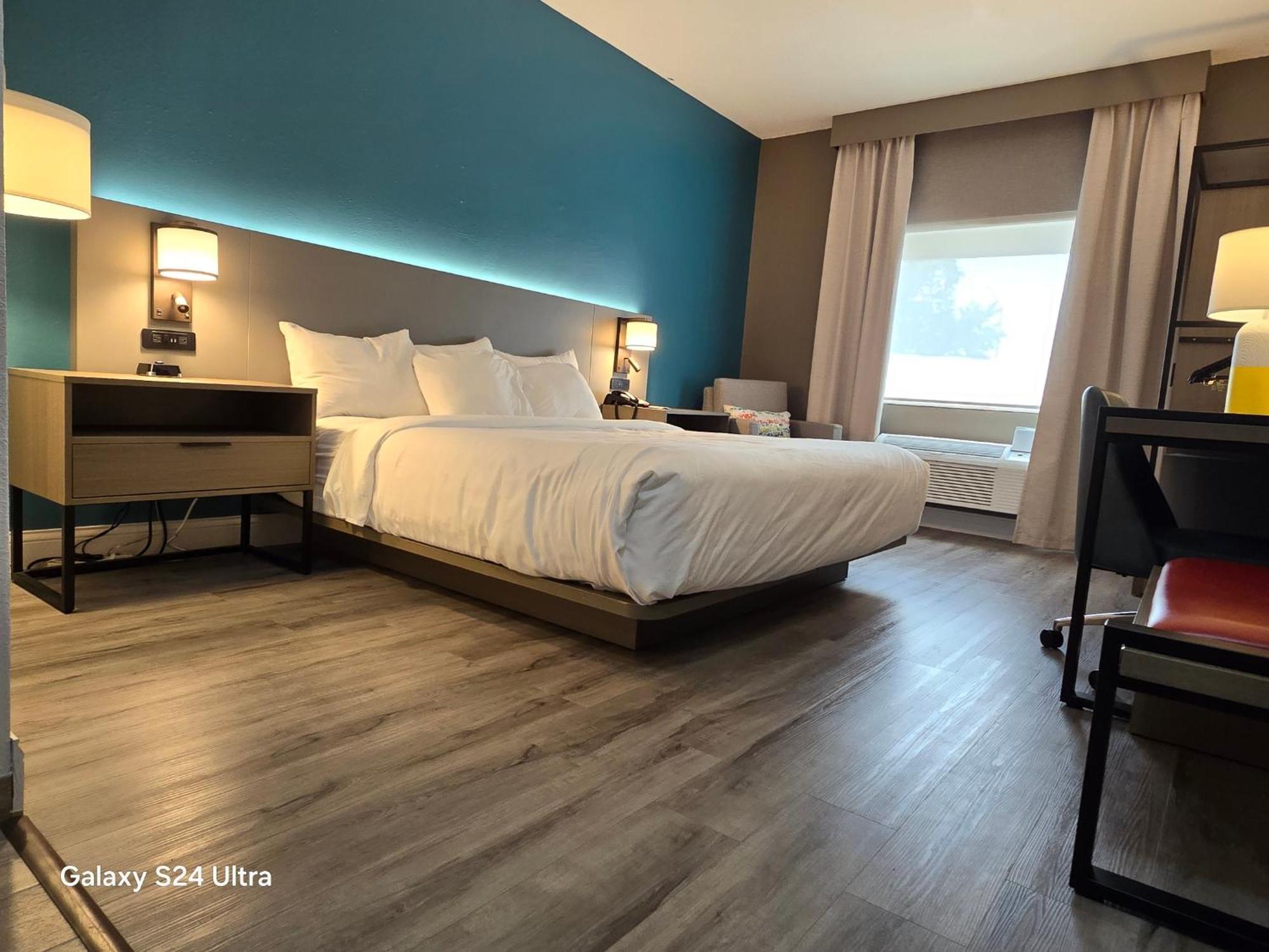 King Room - Accessible/Non-Smoking