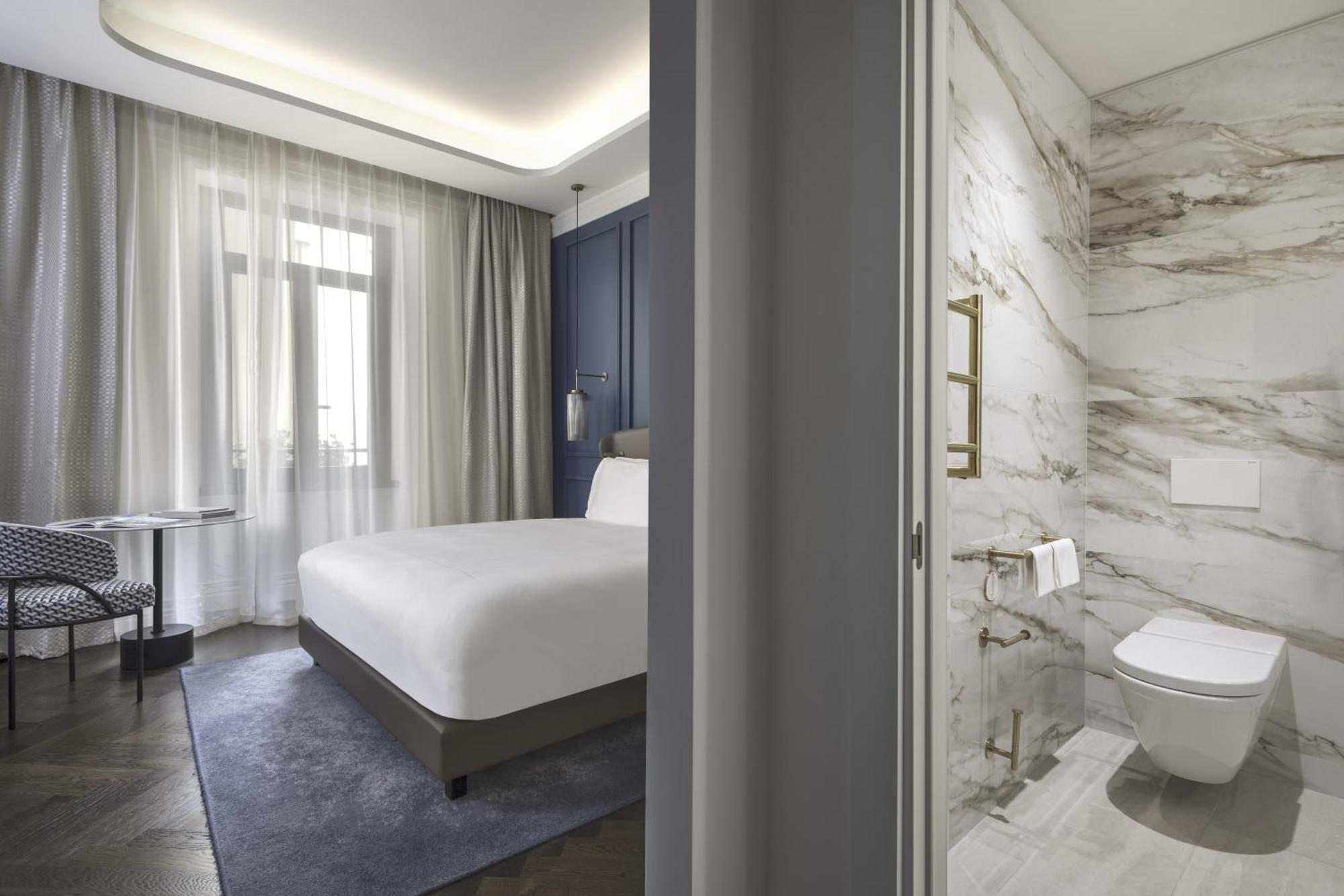 Classic King Room Accessible