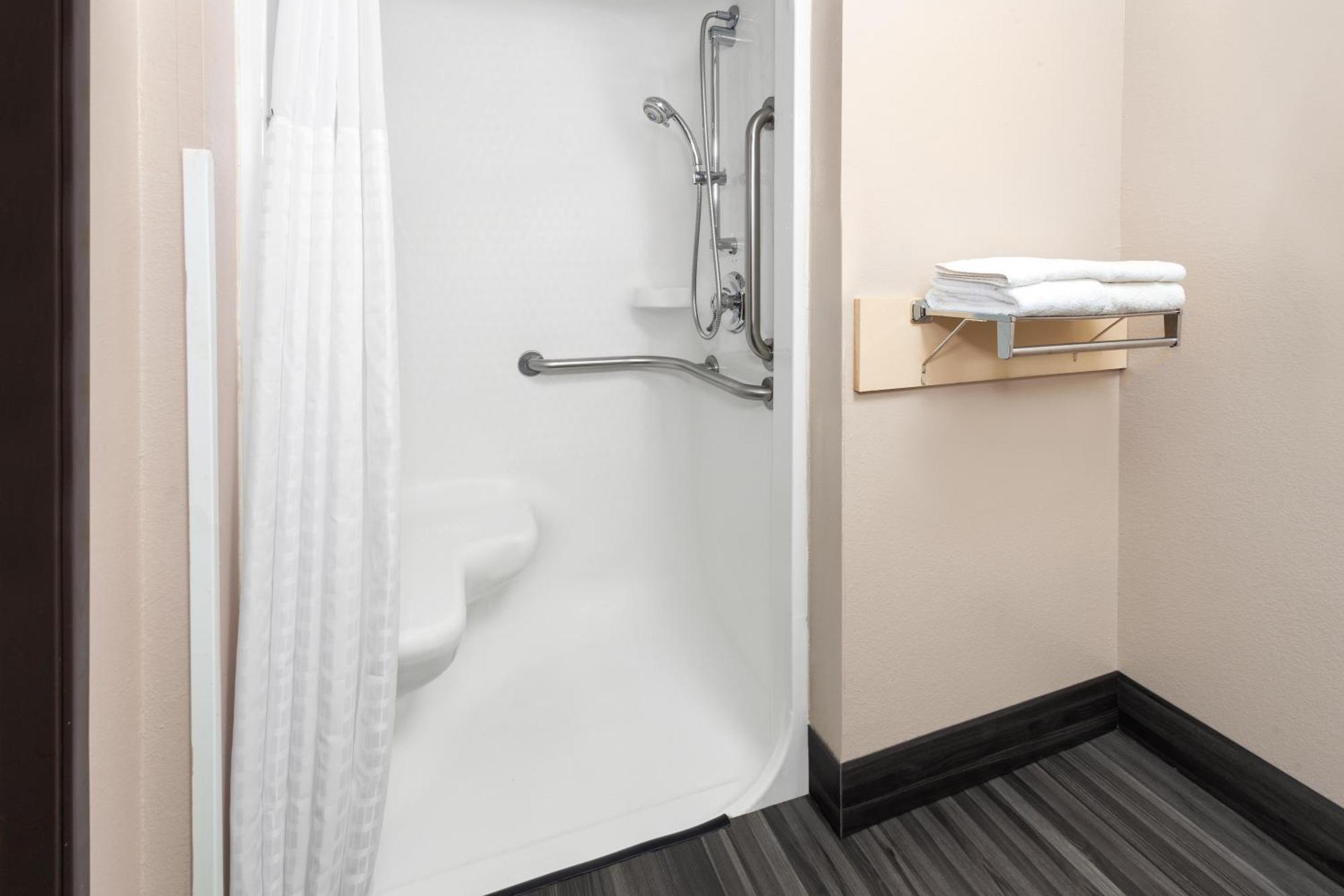 Queen Room - Mobility Access/Non-Smoking