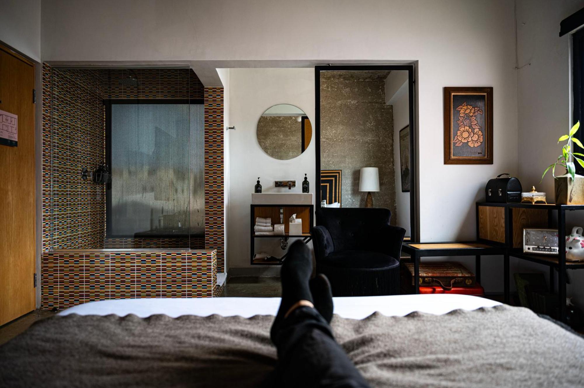 Deluxe Double Room Shower