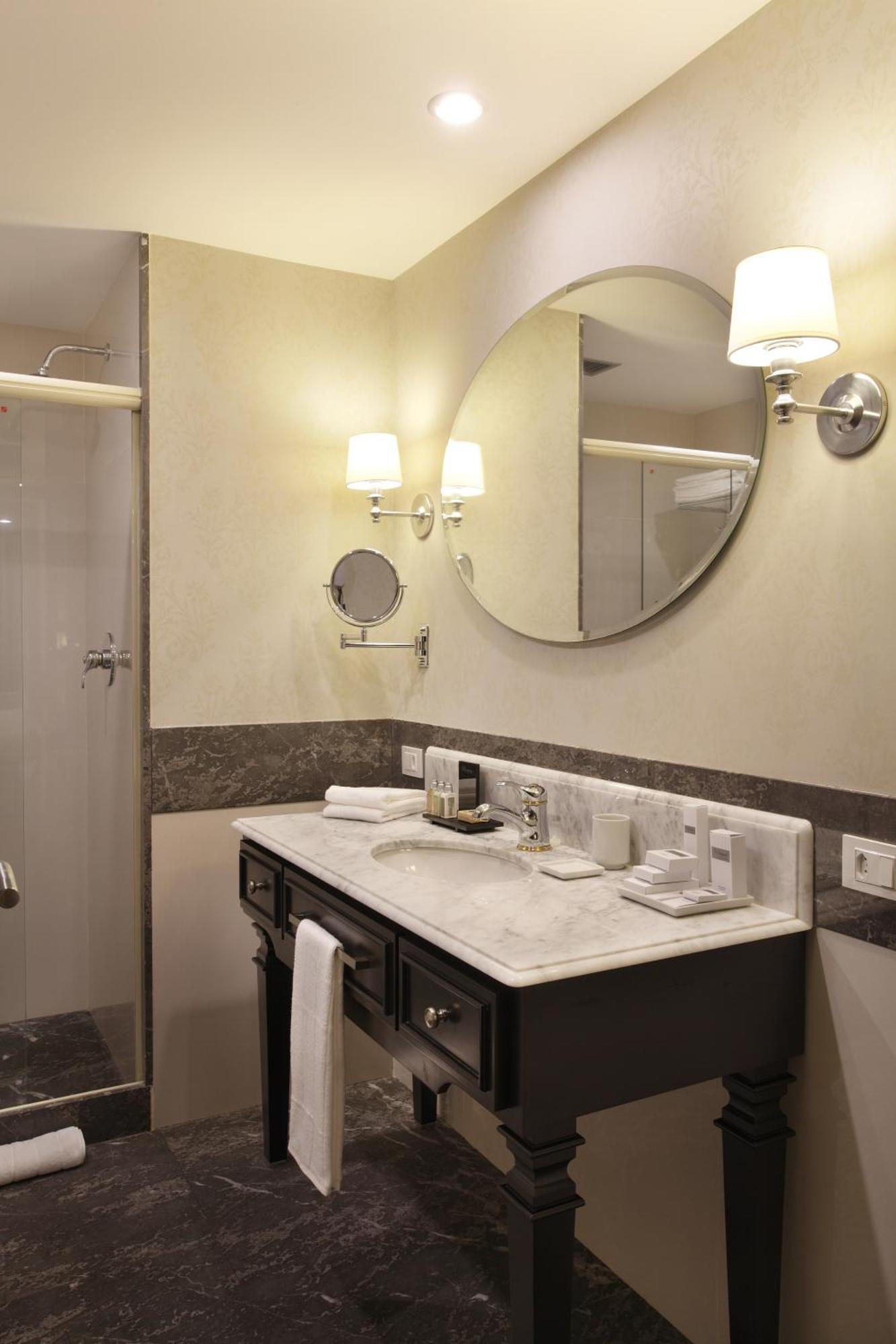 Superior Twin Room Partial Ocean View
