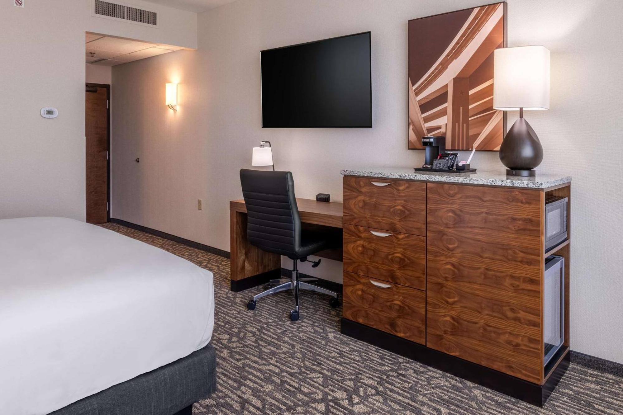 Deluxe King Room - Hearing Accessible, Shower