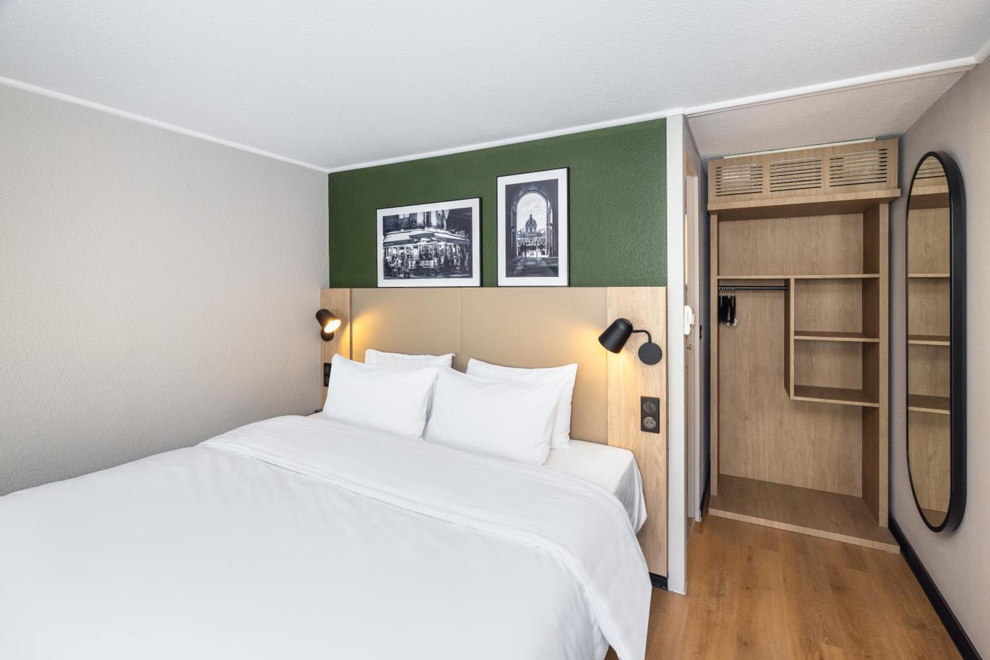 Standard Room 1 Queen Bed