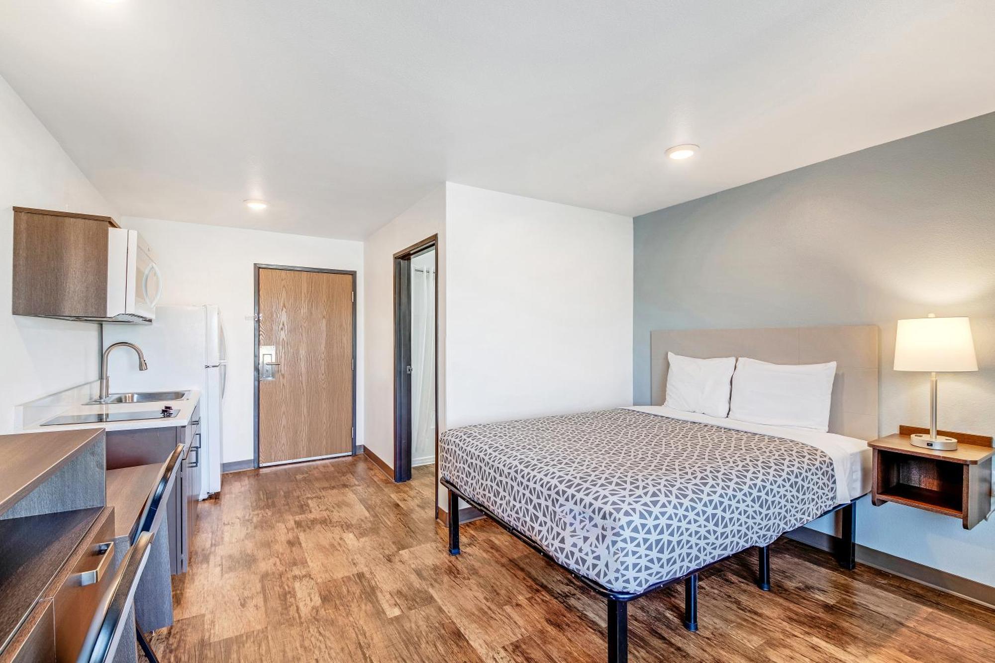 Queen Room  with Roll-In Shower - Disability Access/Non-Smoking