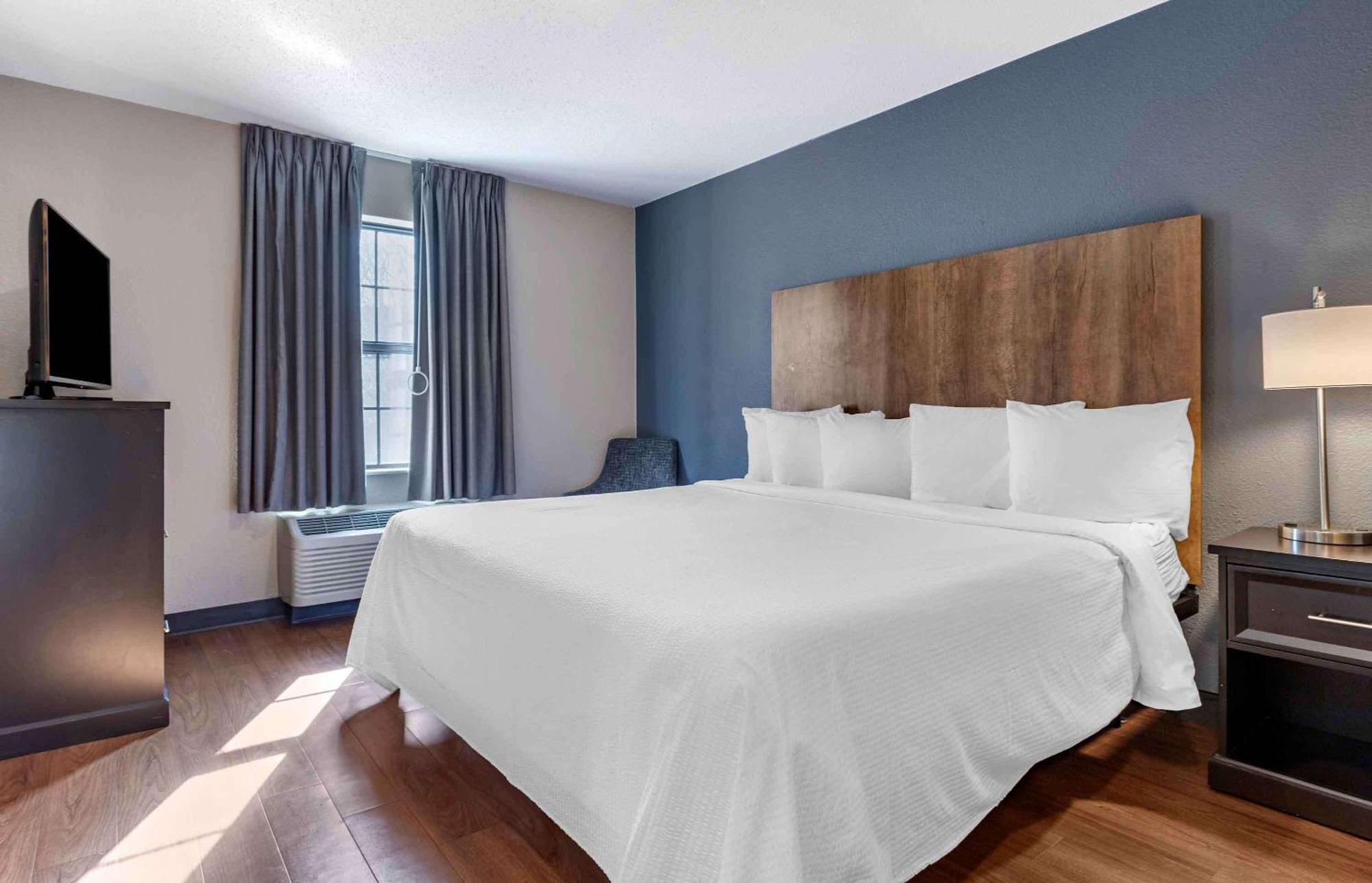 One Bedroom Suite One King Bed Disability Access Non-Smoking