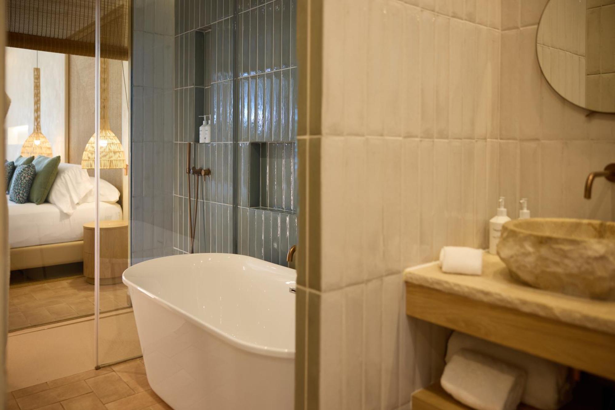 Suite met Kingsize Bed en Eigen Zwembad - Uitzicht op Zee