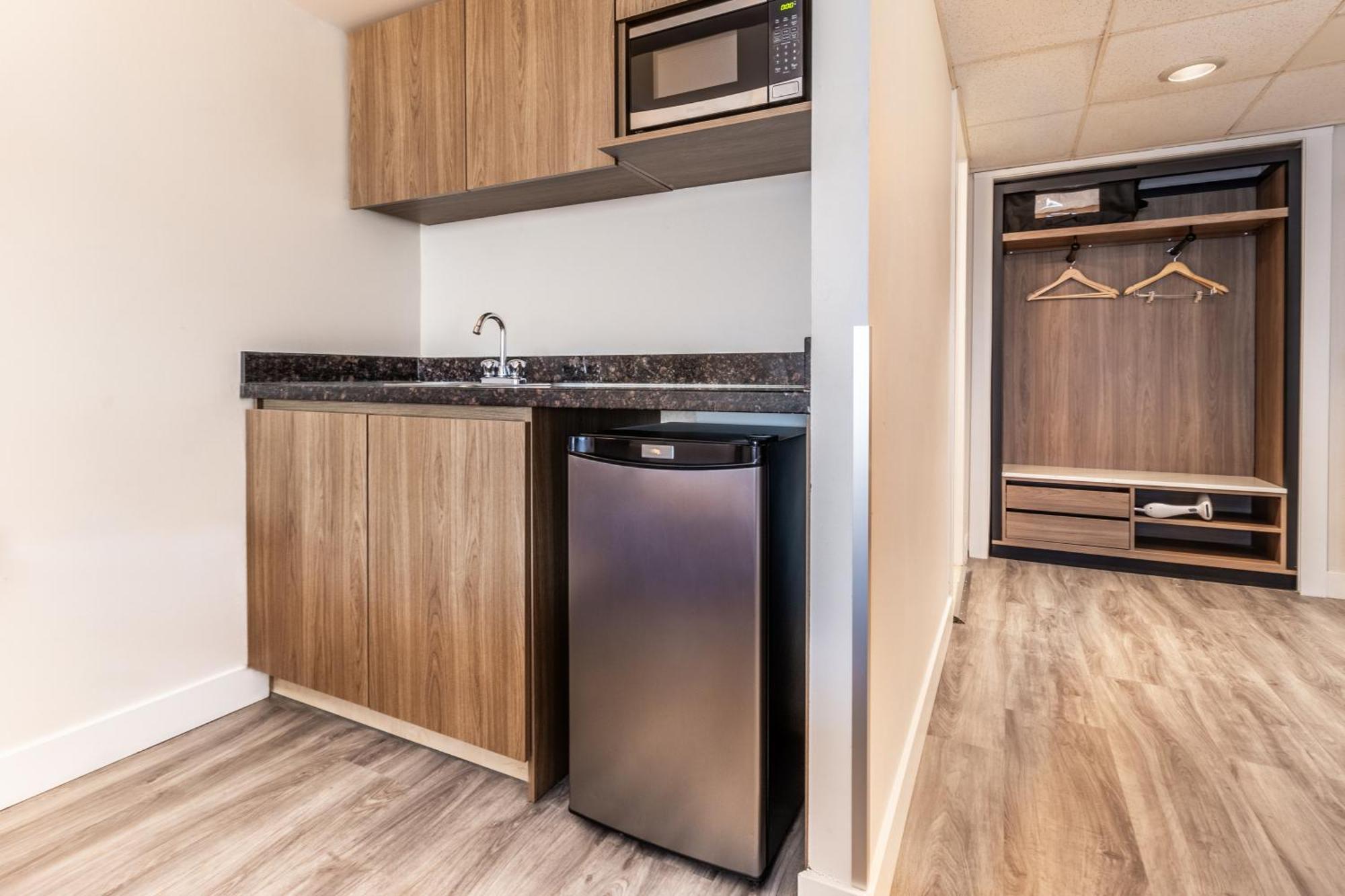 Corner King w or Sofa Bed & Wetbar