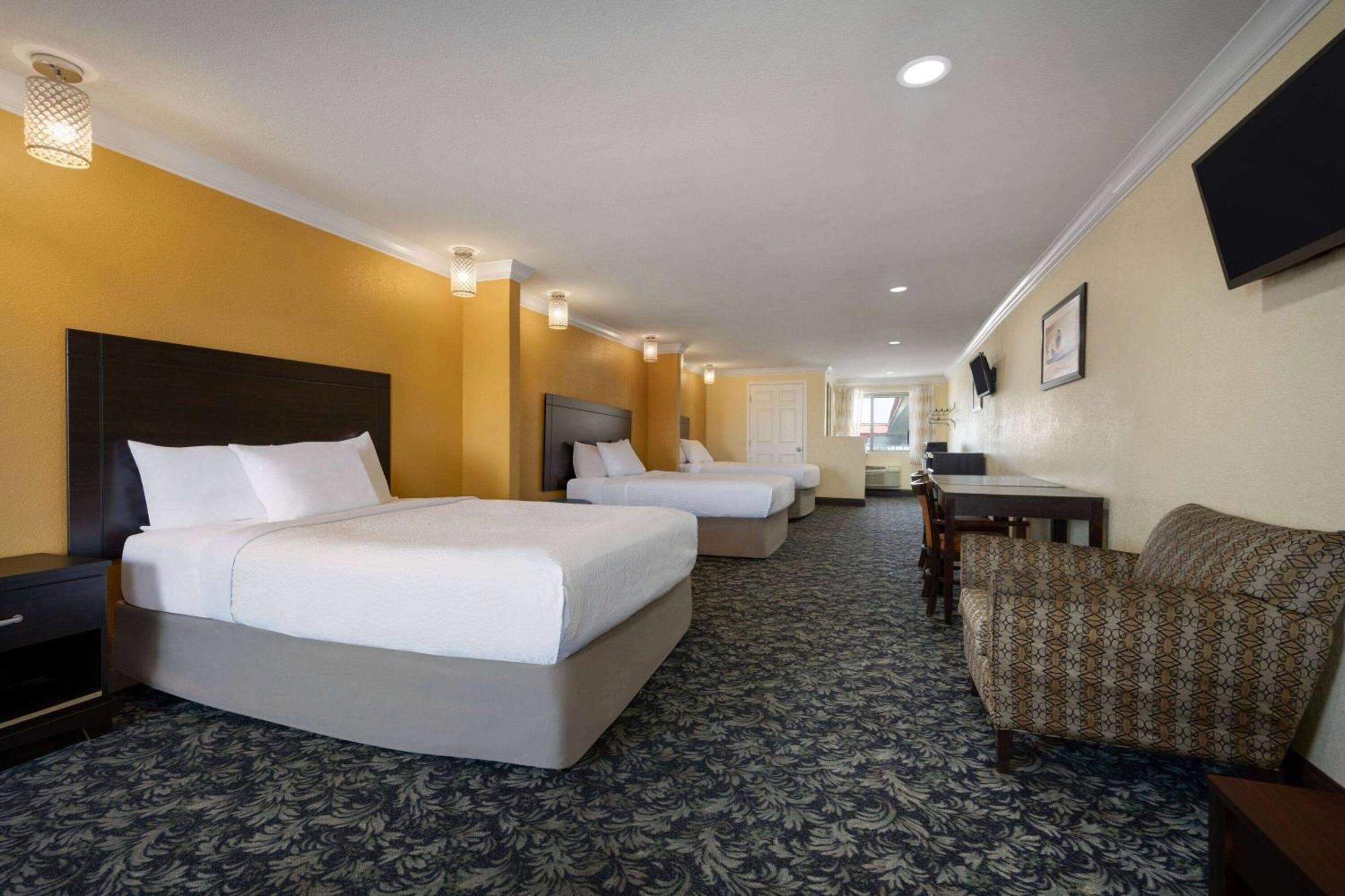 Suite Three Queen Beds Non-Smoking