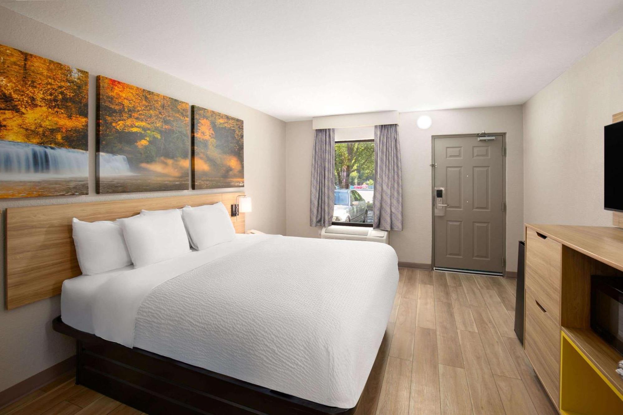Queen Room with Bathtub - Mobility Accessible/Non-Smoking