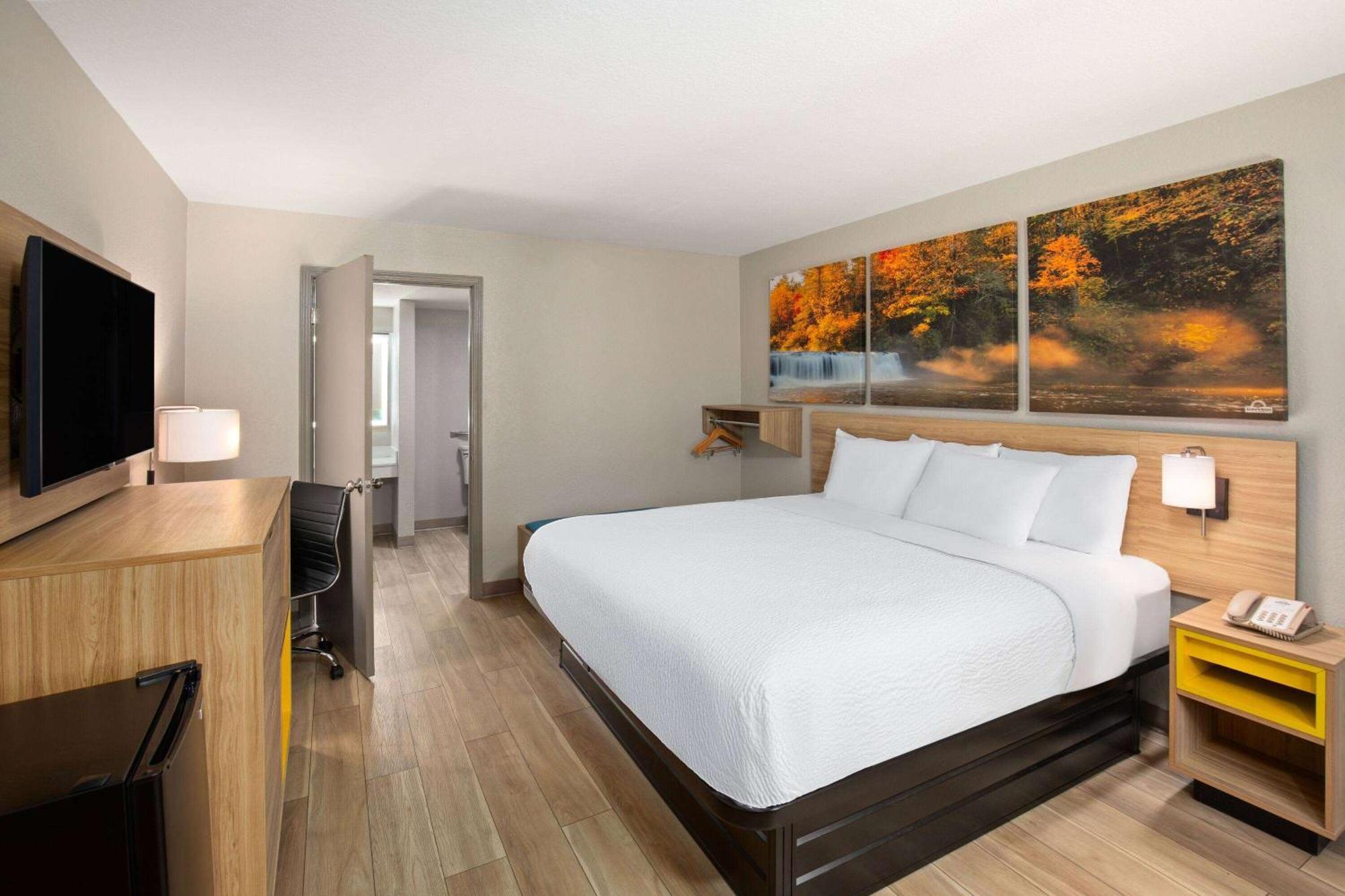 King Room with Mobility Access and Bathtub with Grab Bars, Non-Smoking