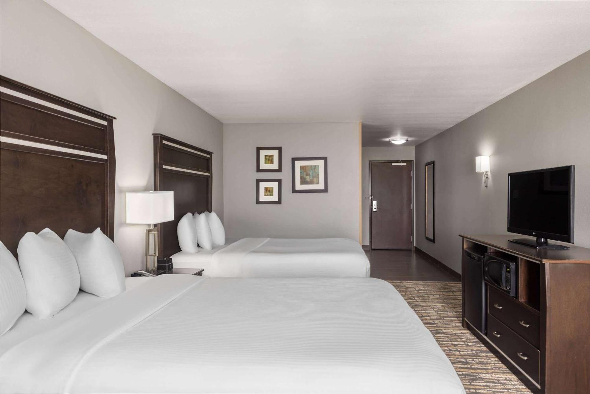 Queen Room City View Mobility or Hearing Impaired Access Non-Smoking