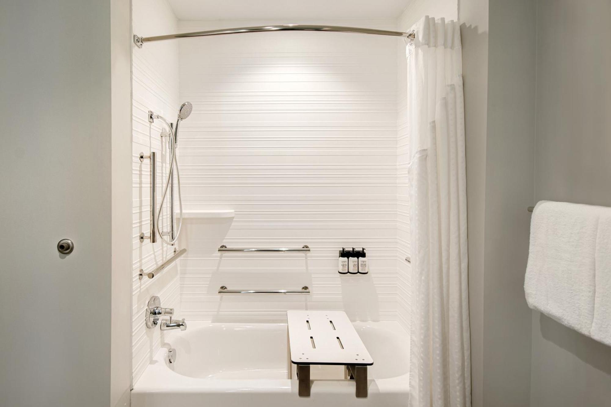 Standard Queen Room Two Queen Beds Mobility Accessible Tub
