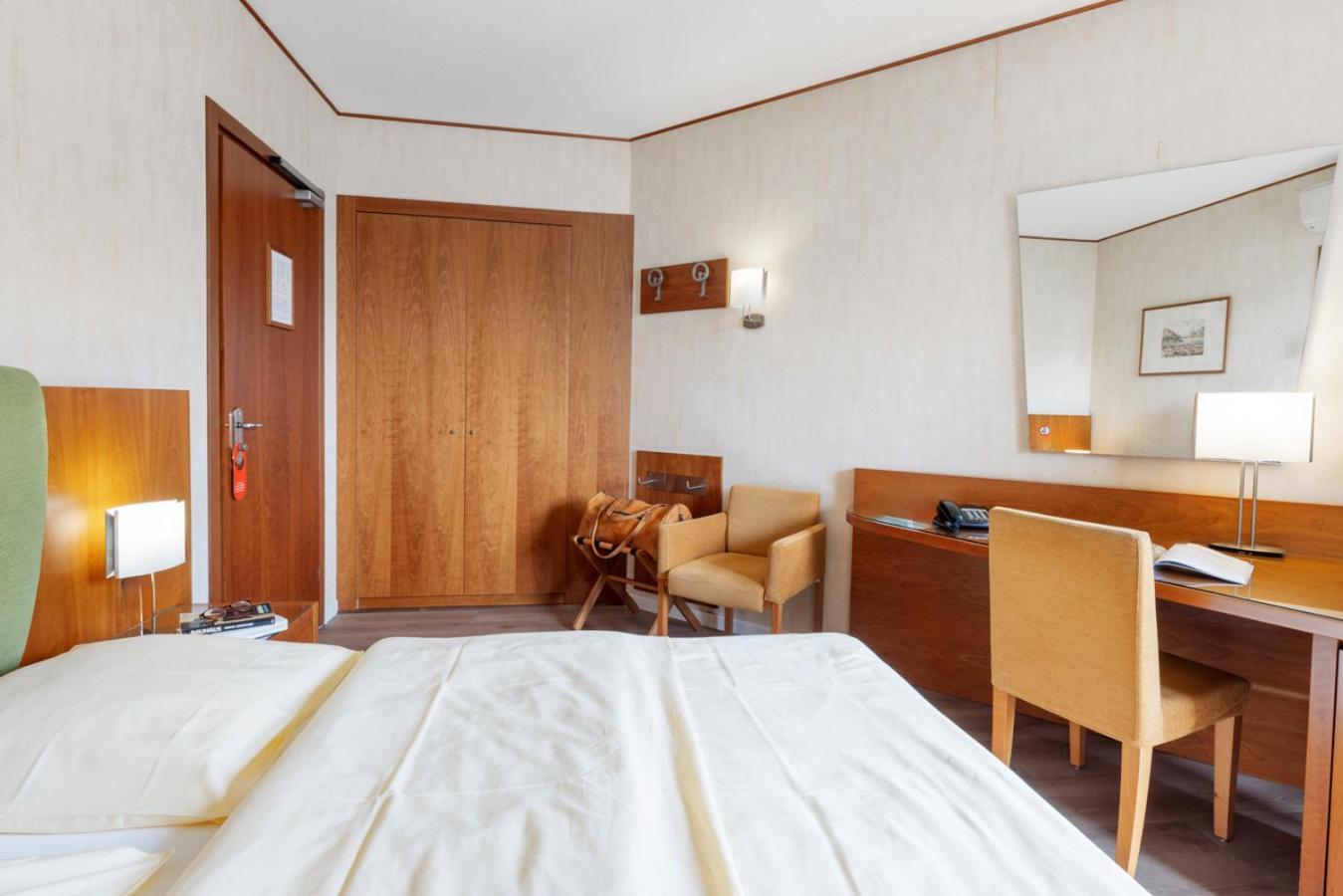 Smart Queen Room