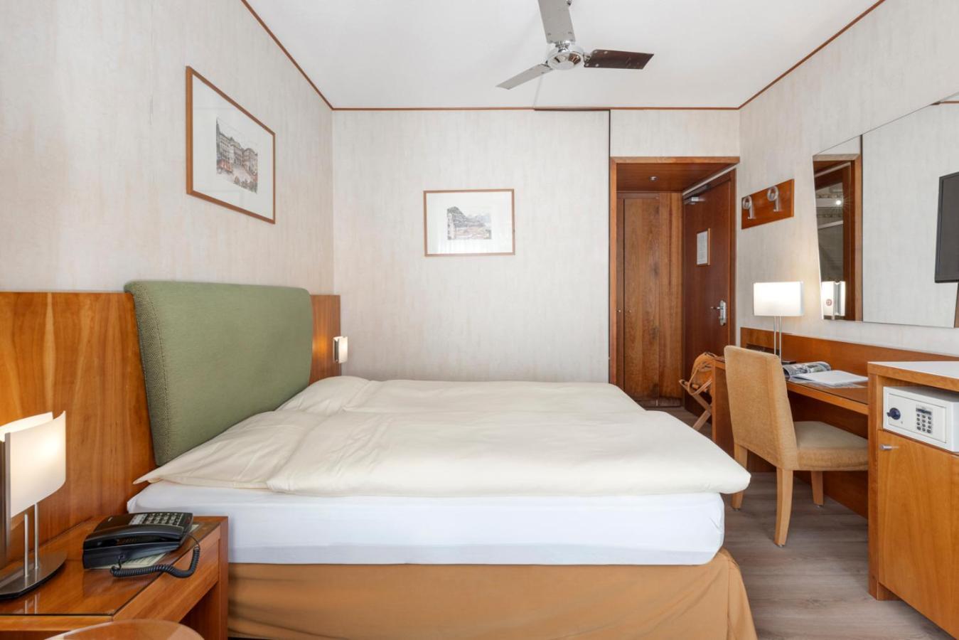 Smart Queen Room