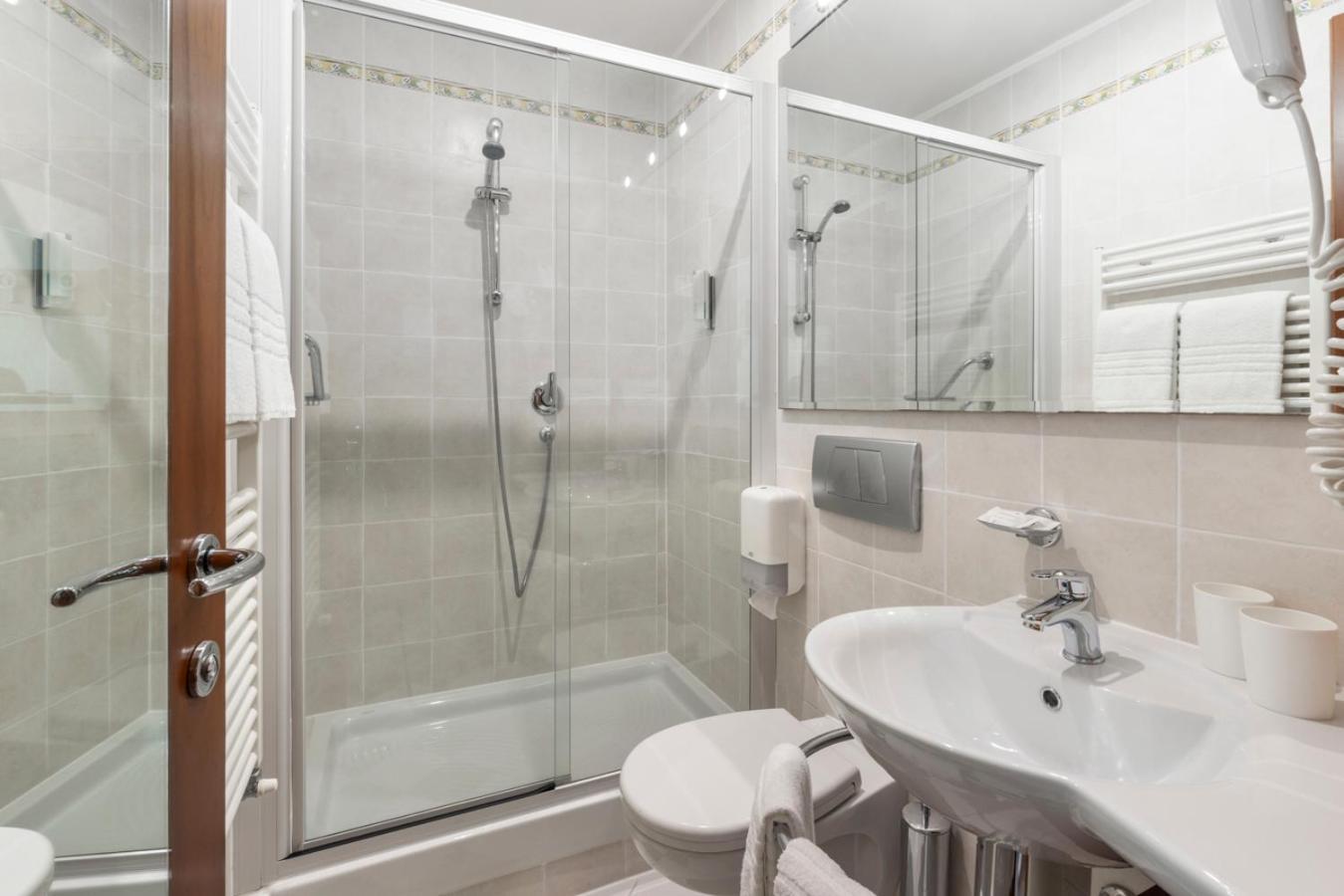 Smart Queen Room