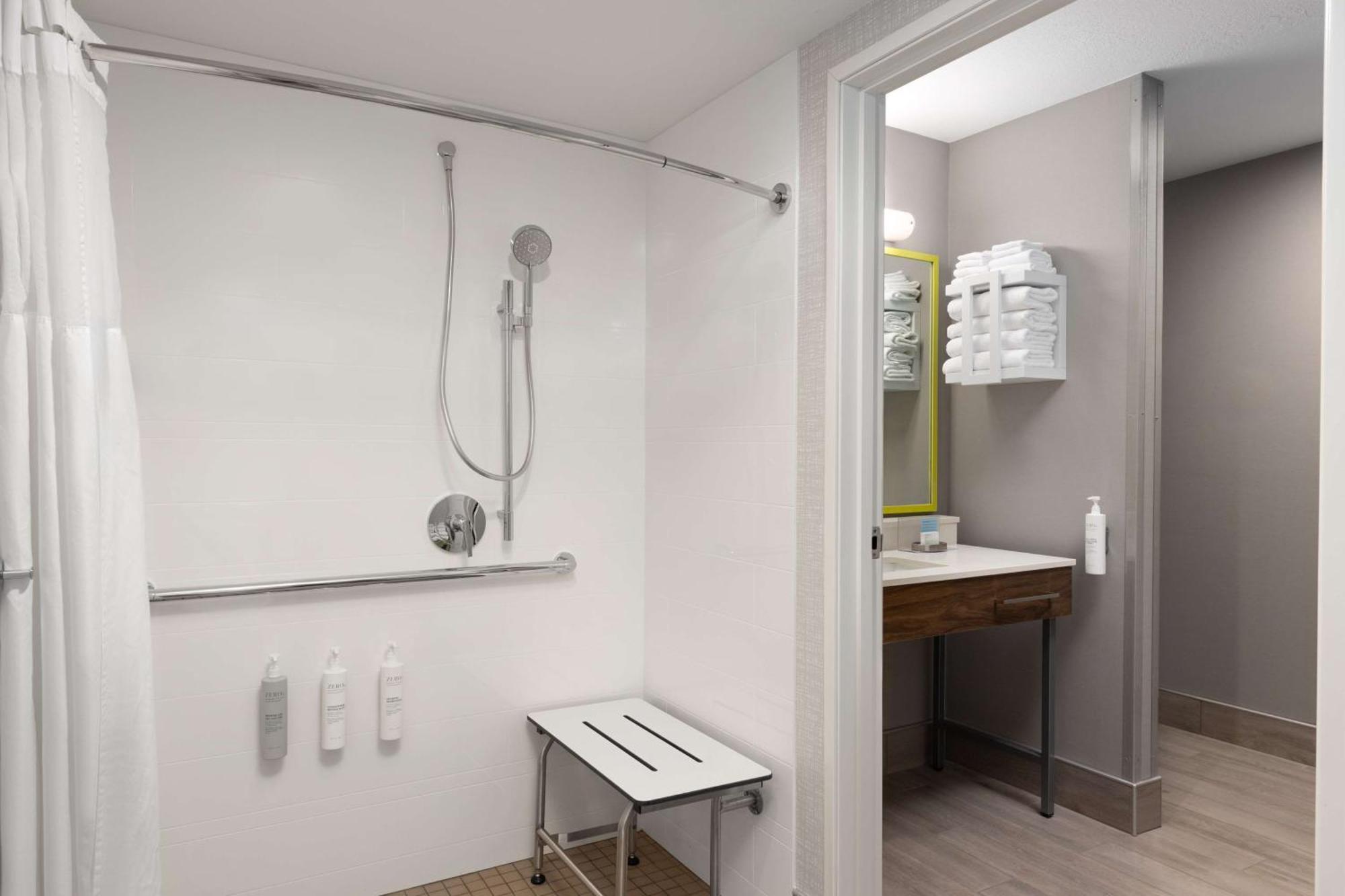 King Room with Roll-In Shower - Mobility Access