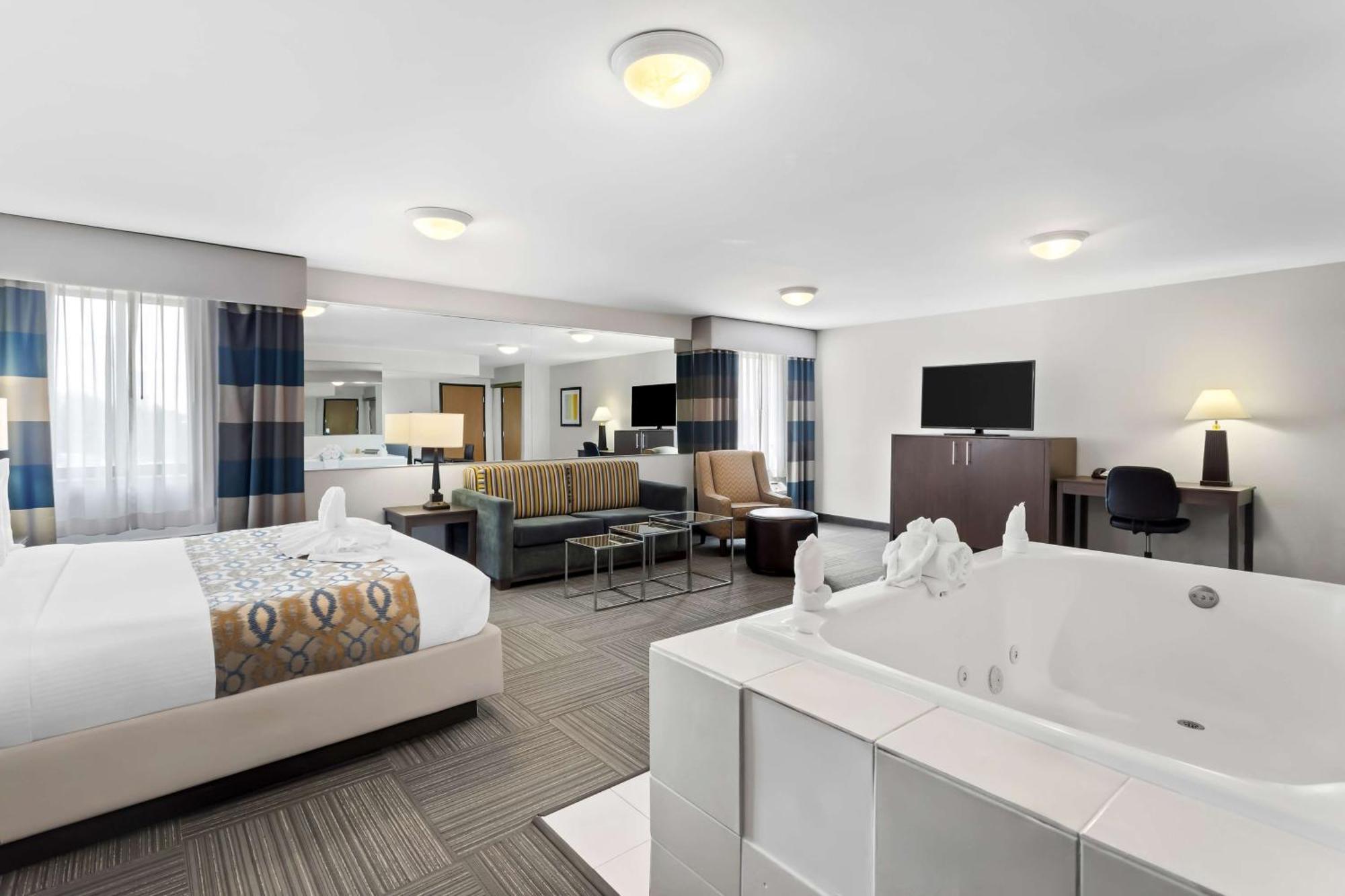 King Room Sofa Bed Jetted Tub Non-Smoking