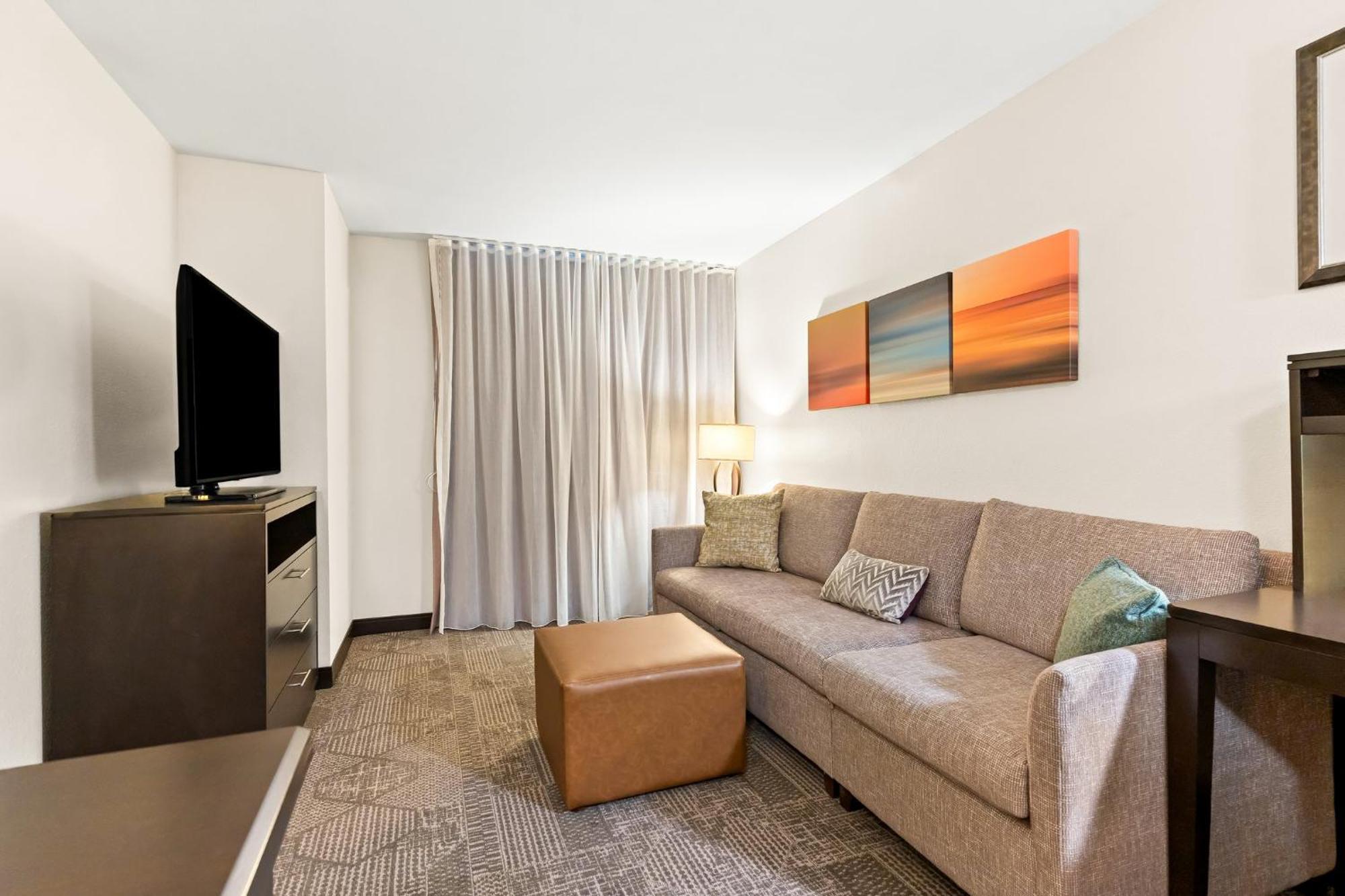Queen Suite with Roll-In Shower - Disability Access