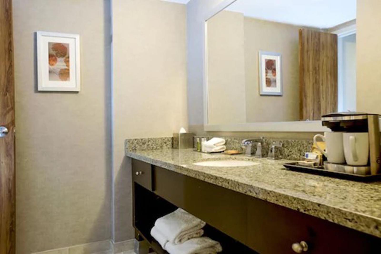 King Room with King Bed - Non-Smoking