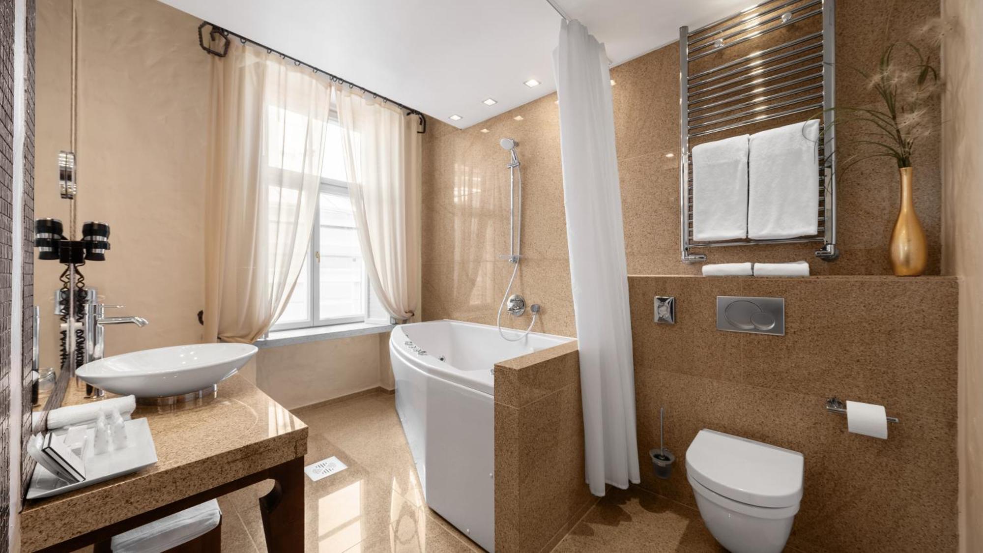 Suite room Spa Bath & Old Town view