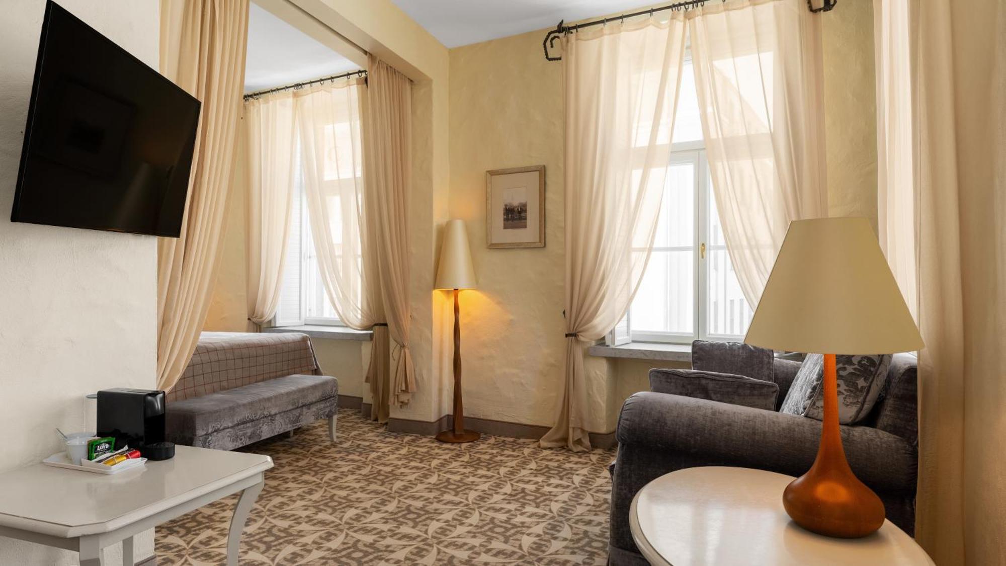Suite room Spa Bath & Old Town view