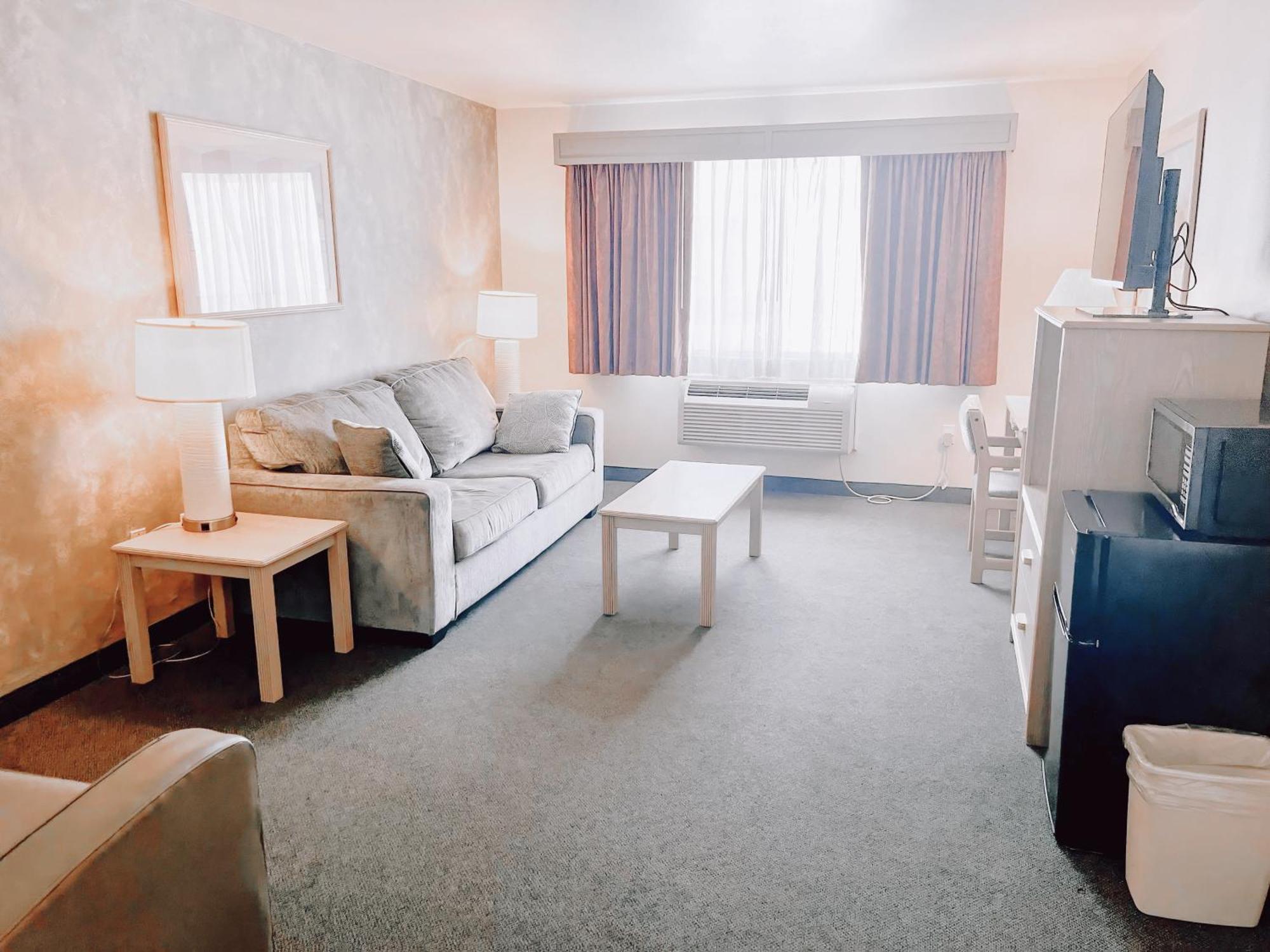 Deluxe Queen Suite