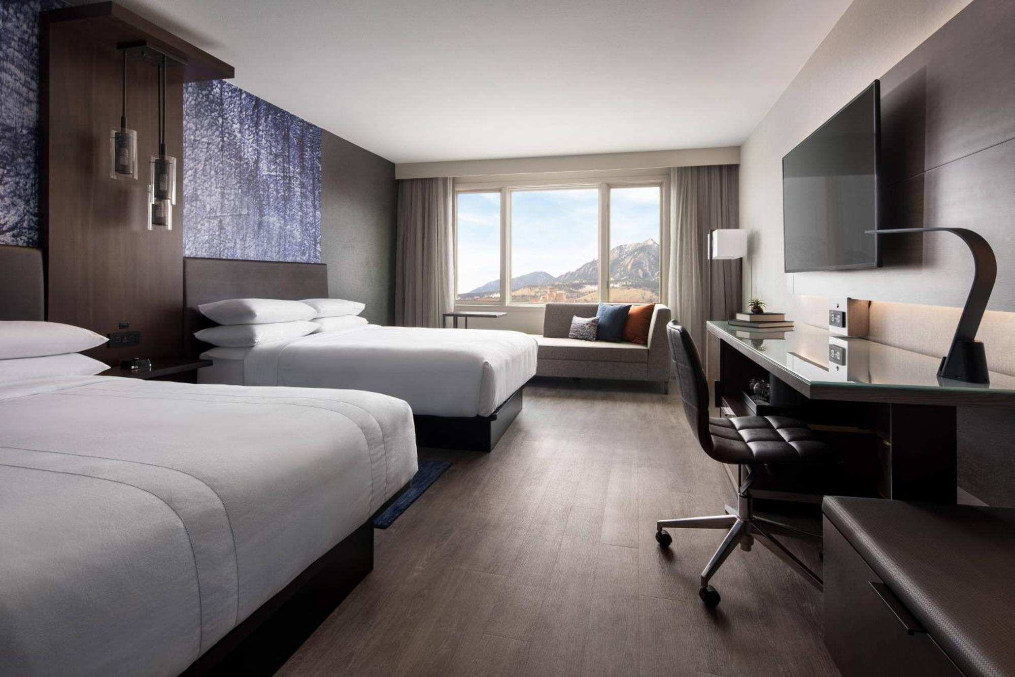 Guest room 2 Queen Campus or Flatirons view